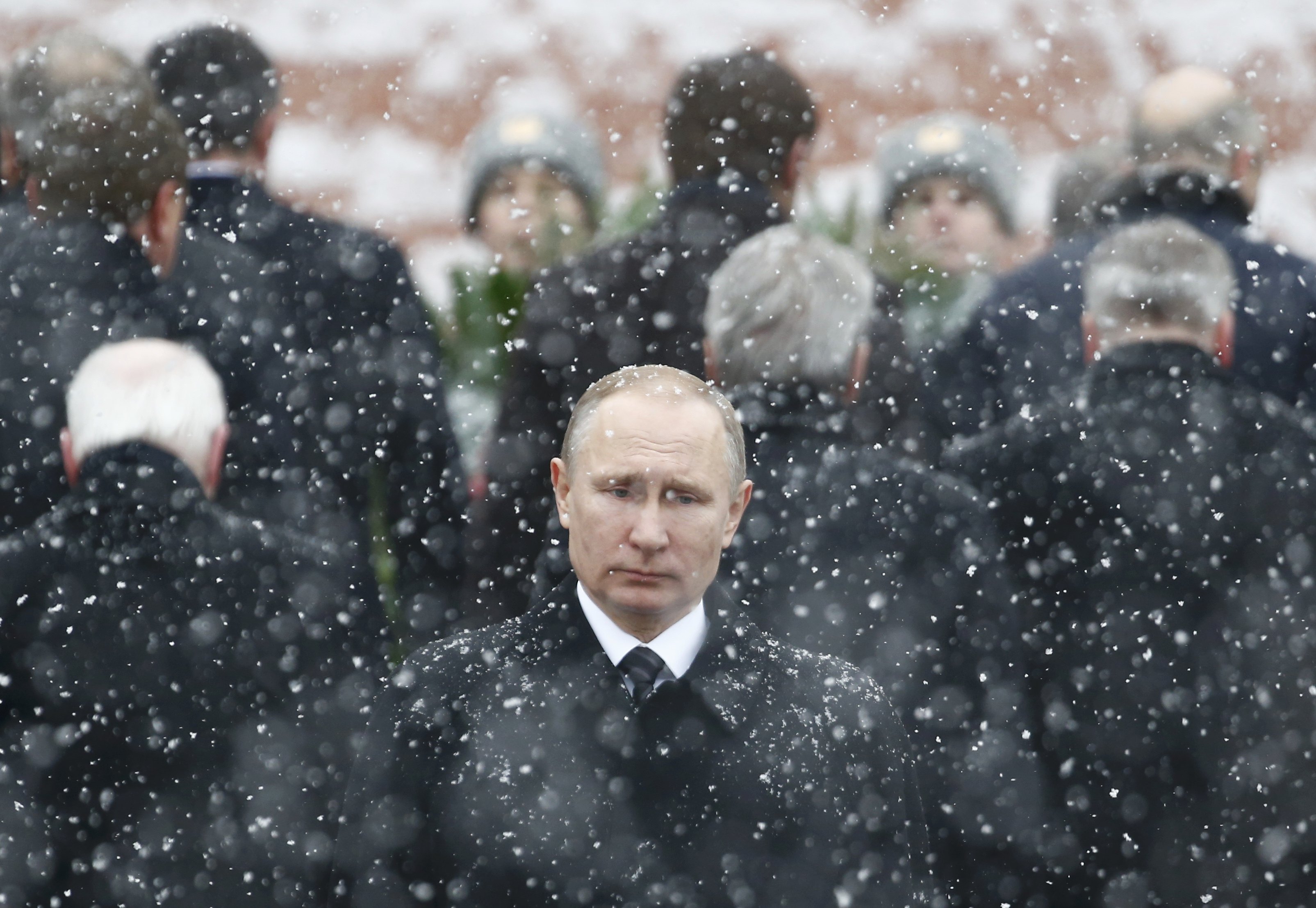 الرئيس الروسى  يضع أكاليل الزهور على قبر الجندى المجهول فى يوم المدافع عن الوطن