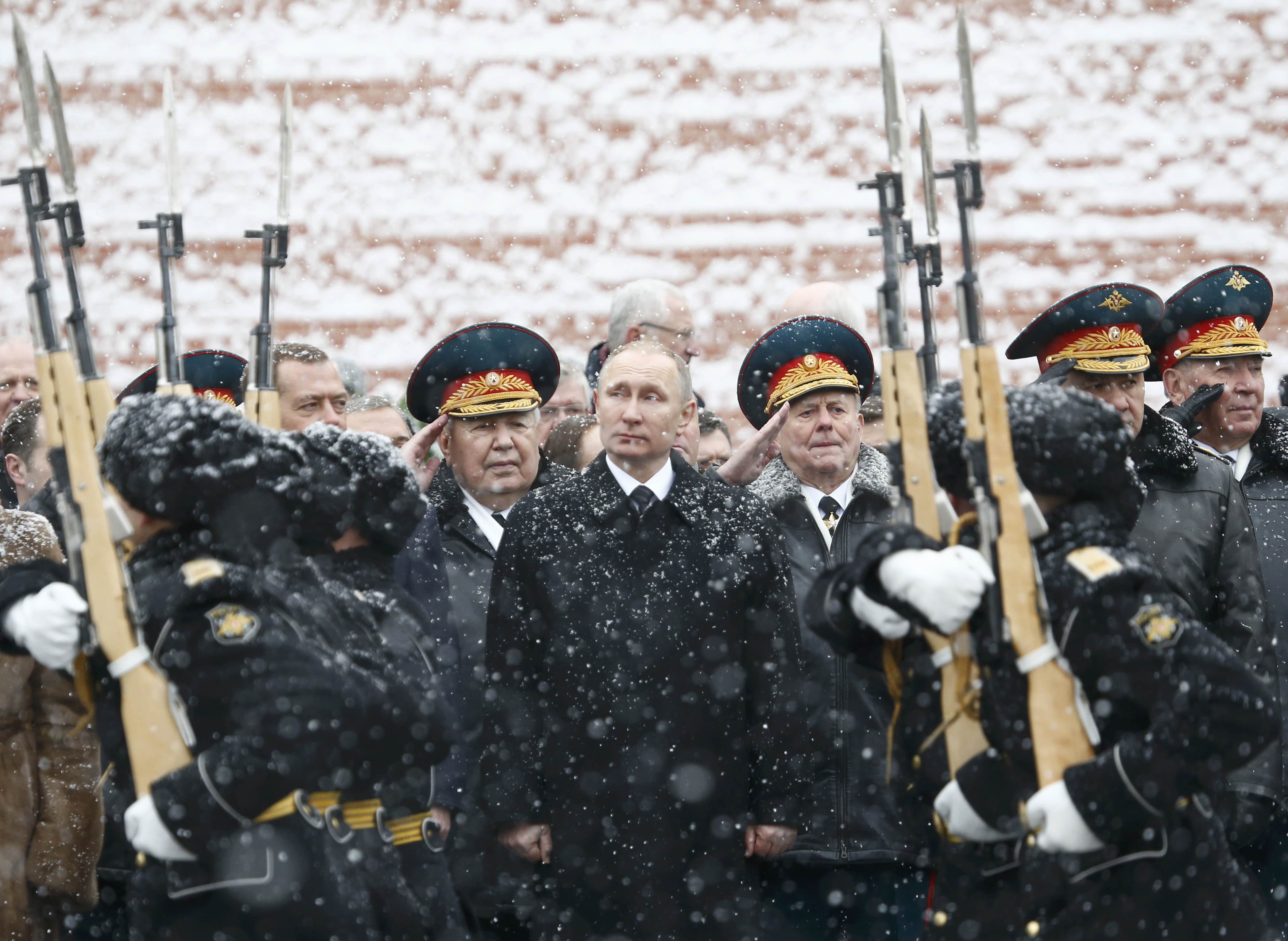 بوتين يضع أكاليل الزهور على قبر الجندى المجهول فى يوم المدافع عن الوطن