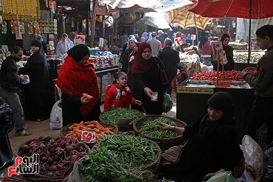 توافد المواطنين على السوق الخضراوات 