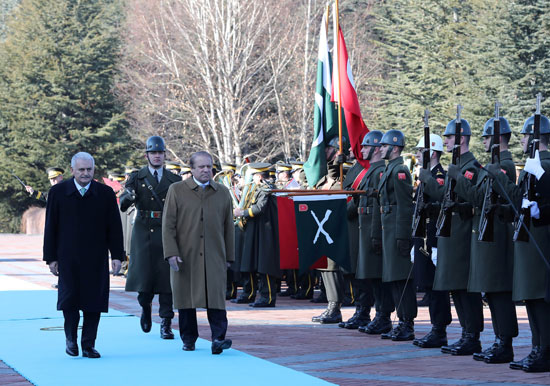 رئيس الوزراء التركى ونظيره الباكستانى خلال مراسم الاستقبال