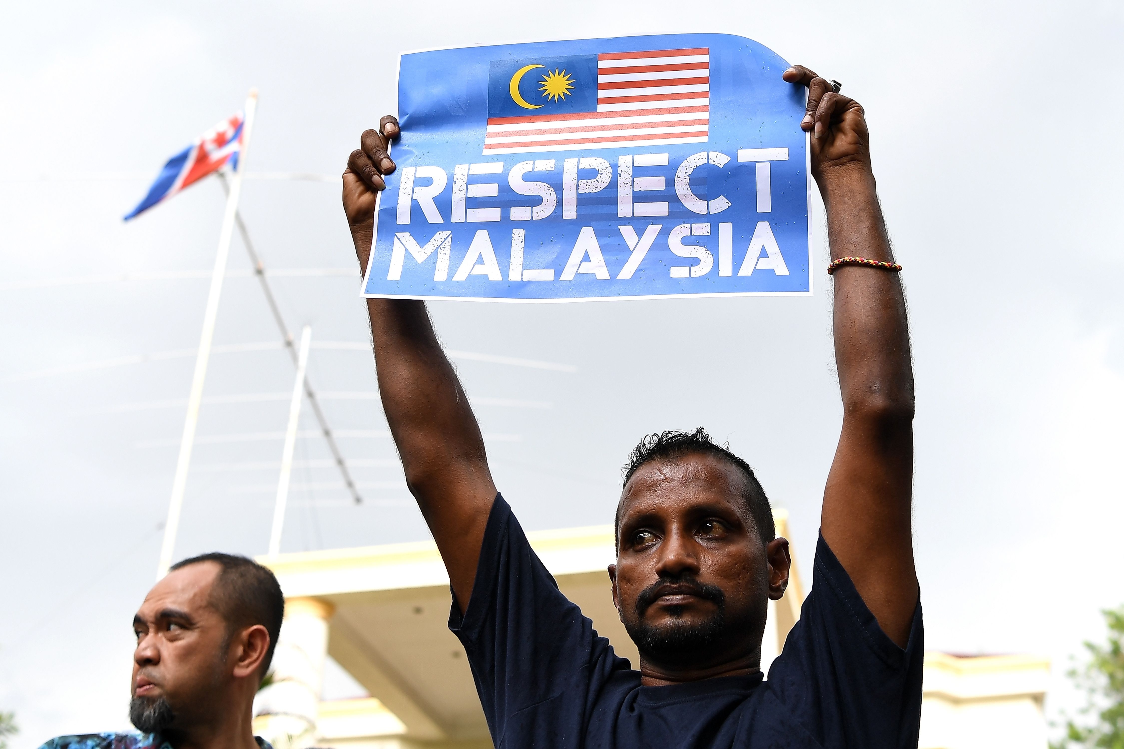 لافتات تحمل عنوان احترام ماليزيا
