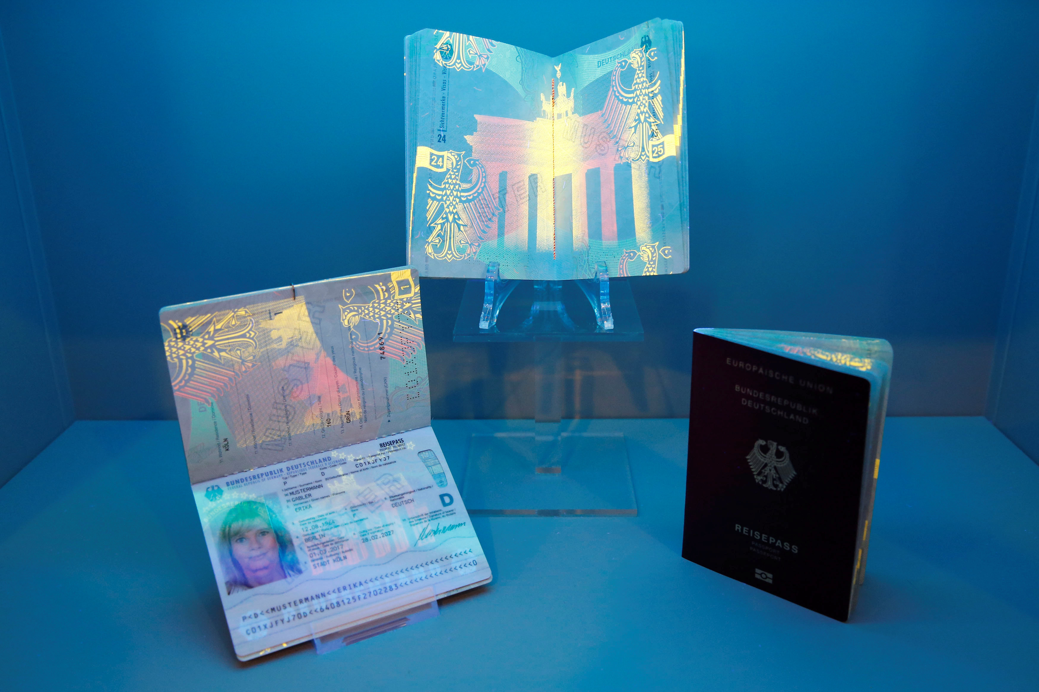 Паспорт РФ под ультрафиолетом