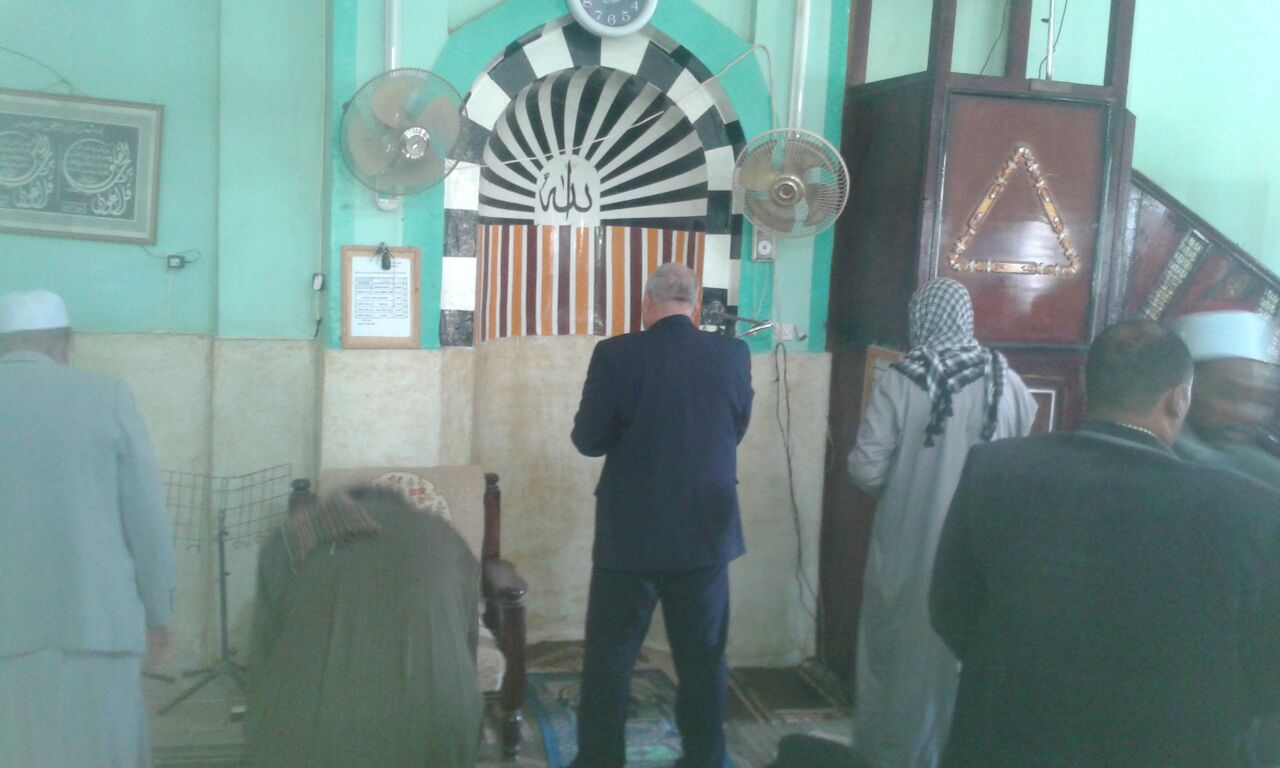 المحافظ فى مسجد قسم شرطة الداخلة  