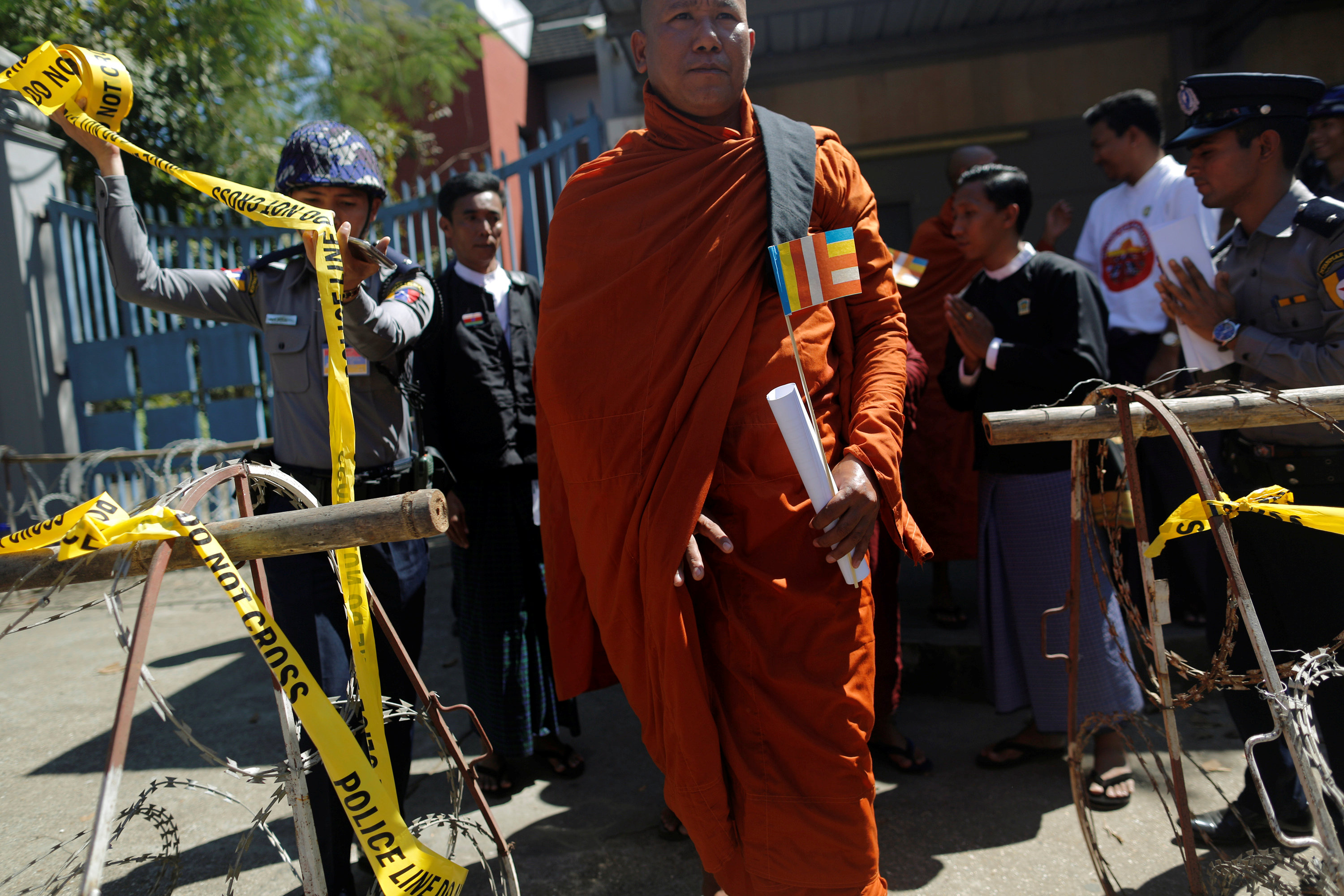 مظاهرات رهبان بوذيين ضد سياسات تايلاند أمام سفارتها فى ميانمار 2