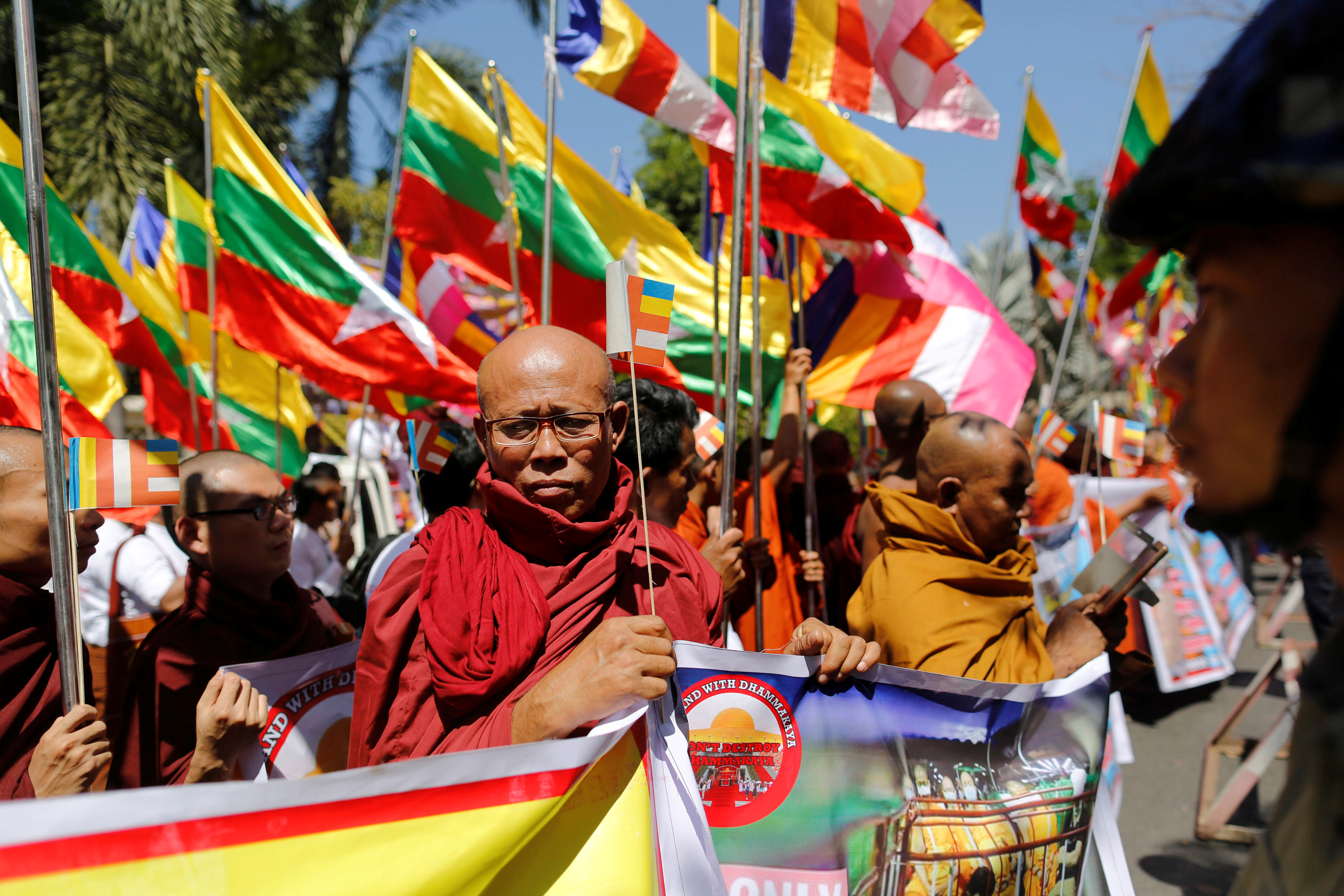 مظاهرات رهبان بوذيين ضد سياسات تايلاند أمام سفارتها فى ميانمار 5