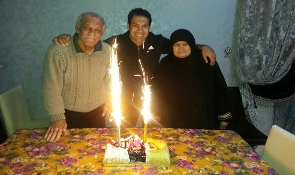 حسنى عبد ربه يحتفل بعيد ميلاده مع والده ووالدته
