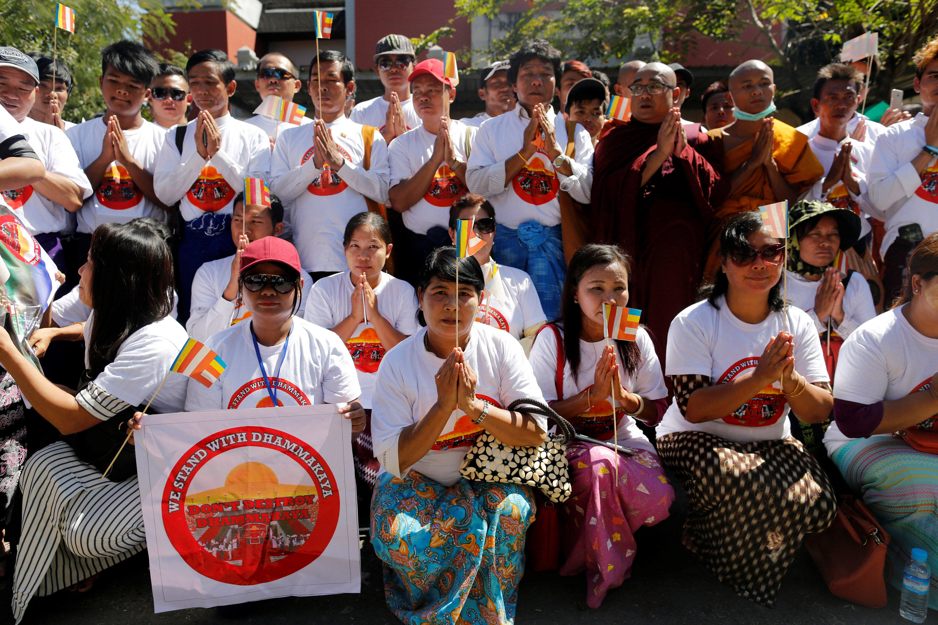 مظاهرات رهبان بوذيين ضد سياسات تايلاند أمام سفارتها فى ميانمار 7