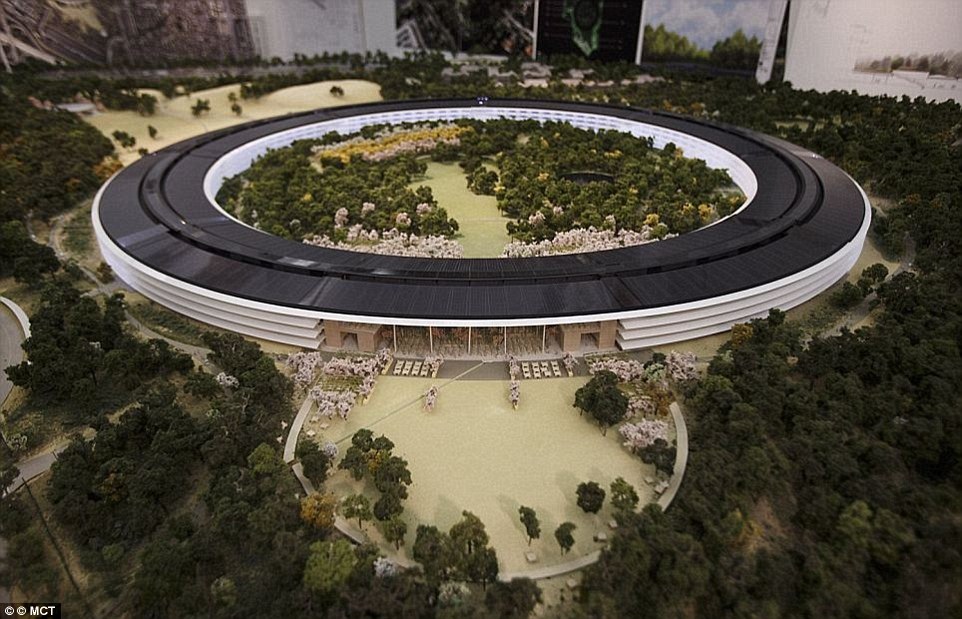 3CEBC99E00000578-4198560-This_room_sized_mock_up_of_the_planned_Apple_HQ_was_released_in_-a-80_1486464539013