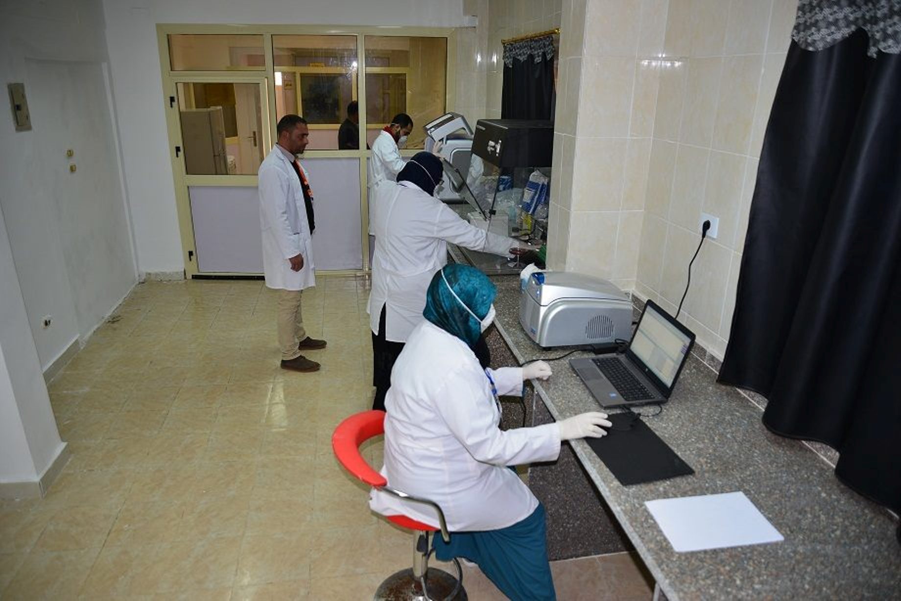 محافظ مطروح يتفقد وحدة الفيروسات الكبدية بمستشفى الحميات (4)