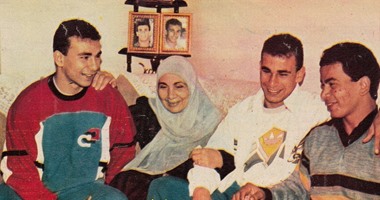 التوأم حسام وإبراهيم حسن مع شقيقهم وست الحبايب