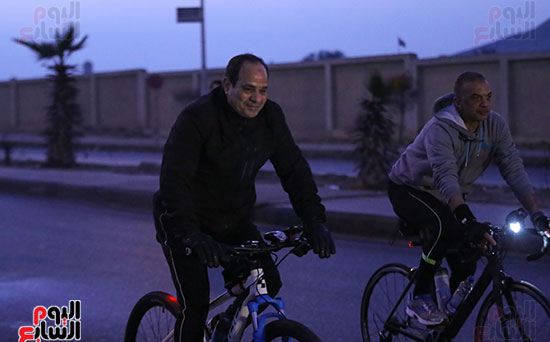 الرئيس السيسى يستقل دراجته خلال الماراثون