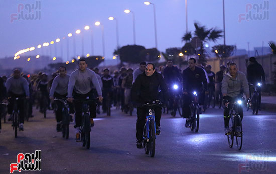 الرئيس يقود دراجته وسط طلاب أكاديمية الشرطة
