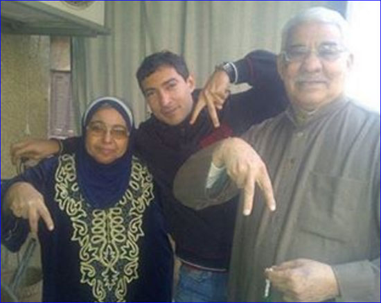 محمد بركات يتوسط والديه فى لحظات دعهما للزئبقى برقمه الشهير فى الملاعب