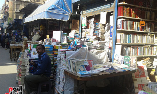 الكتب تغطى شارع النبى دانيال