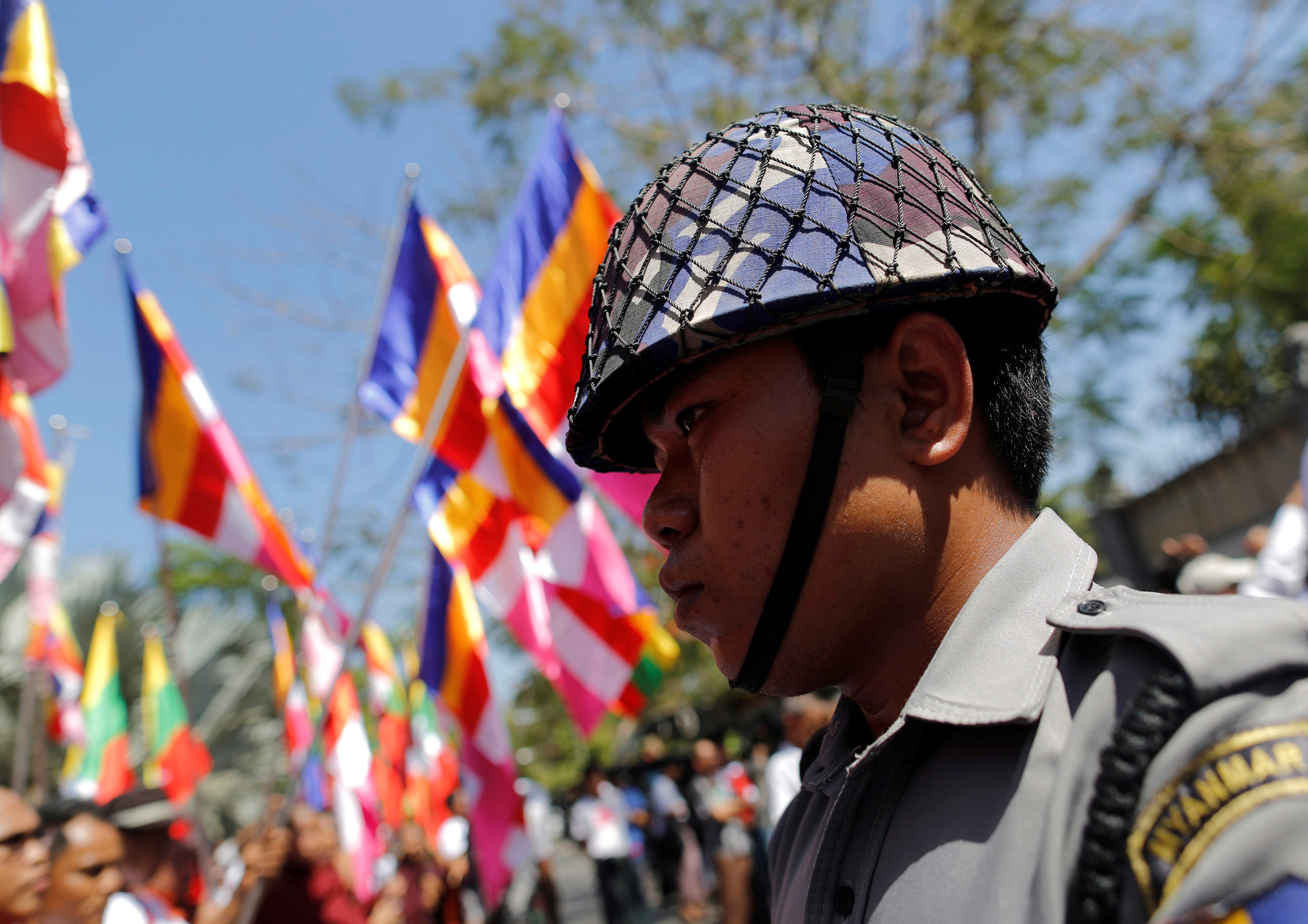 مظاهرات رهبان بوذيين ضد سياسات تايلاند أمام سفارتها فى ميانمار 6