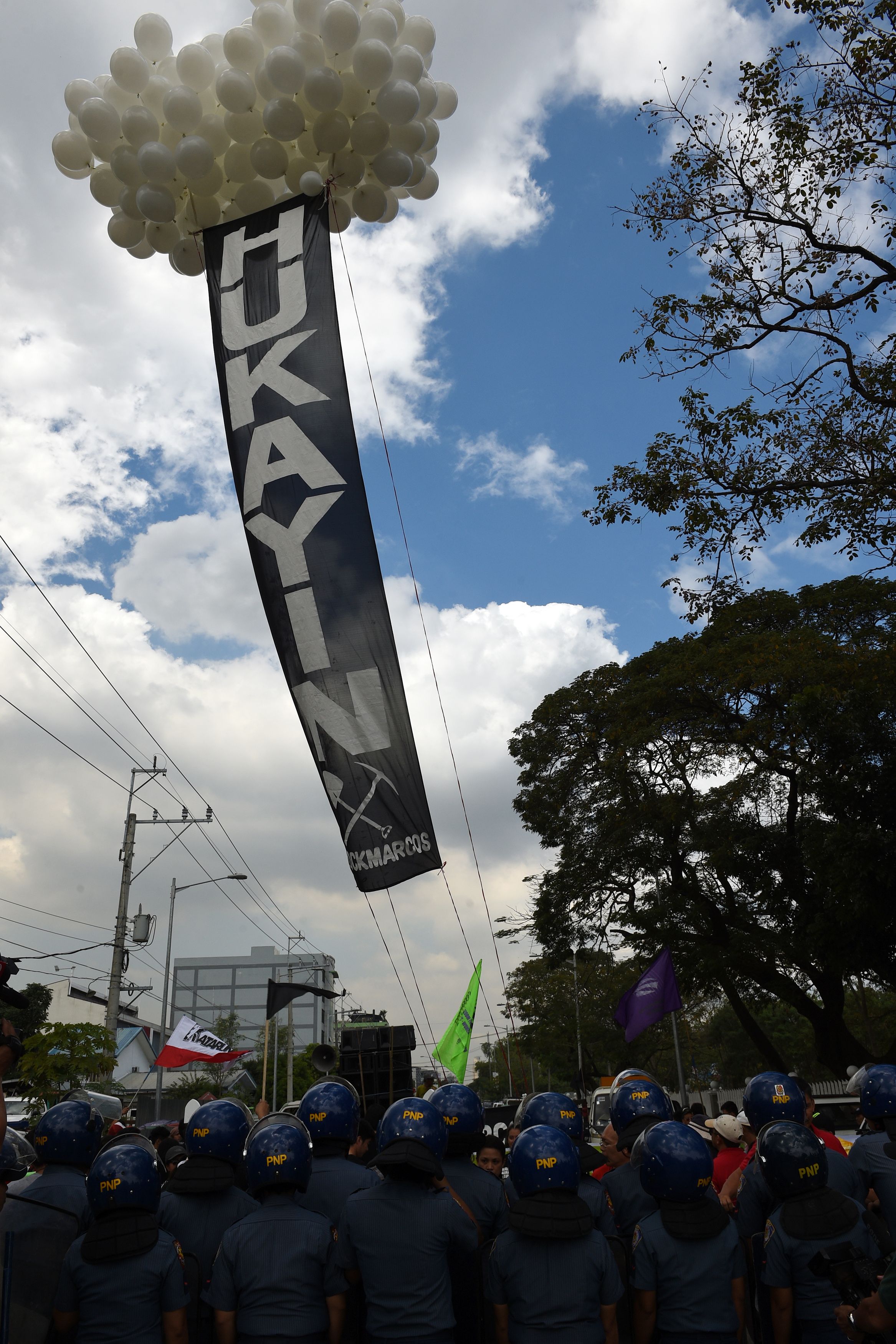 الشرطة الفلبينية تمنع مظاهرة من الوصول إلى مقبرة الأبطال فى مانيلا