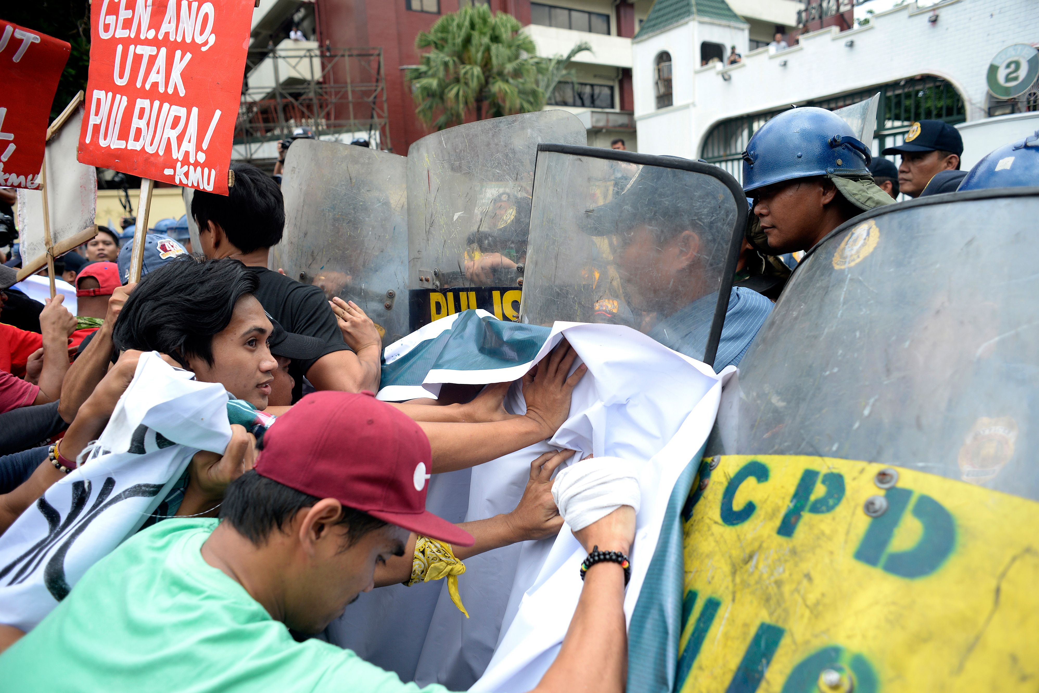 اشتباكات بين الشرطة ومتظاهرين فى الفلبين ضد حرب الشرطة على تجارة المخدرات