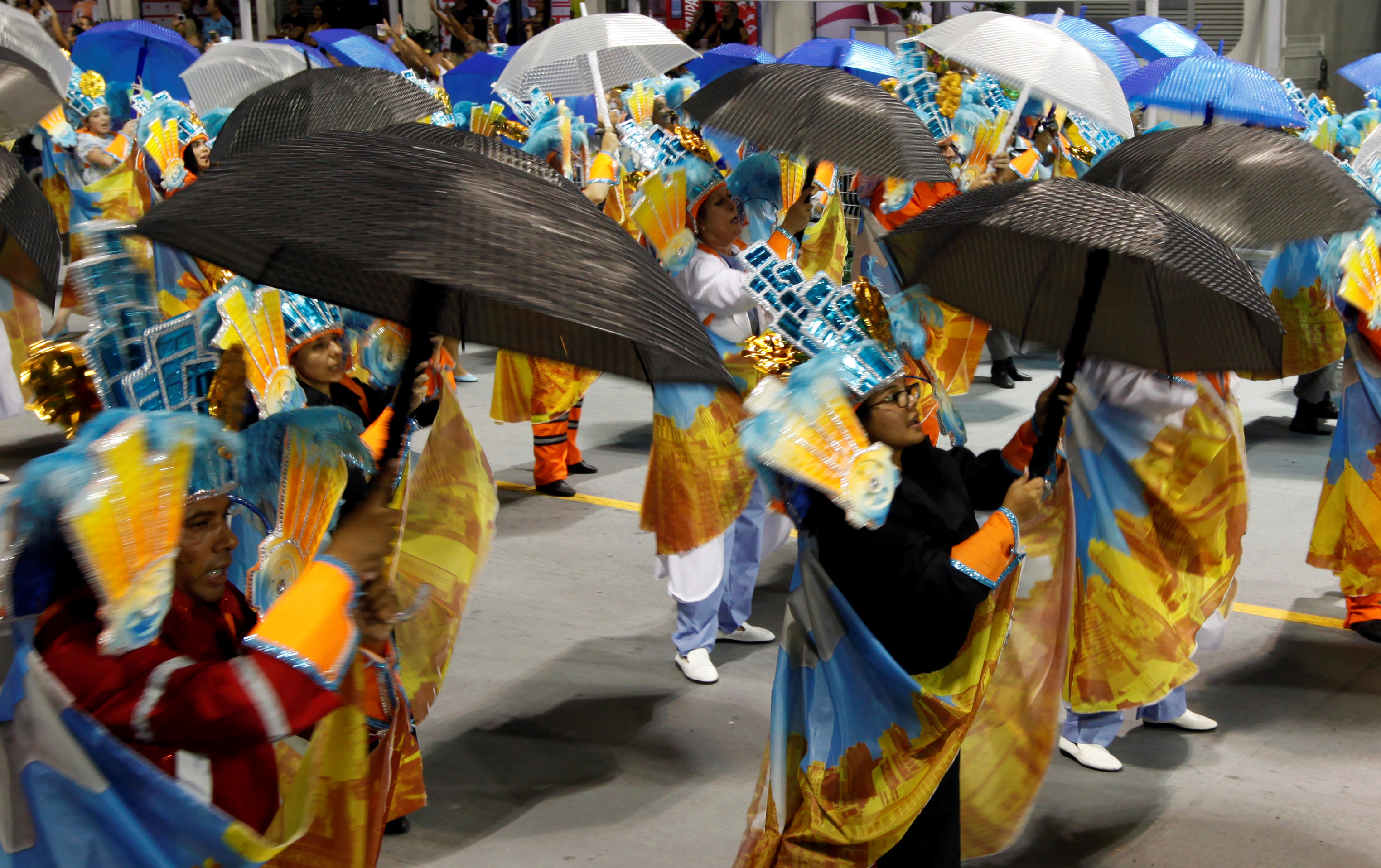 عروض فنية بالمظلات والملابس الملونة فى الكرنفال الشعبى بالبرازيل