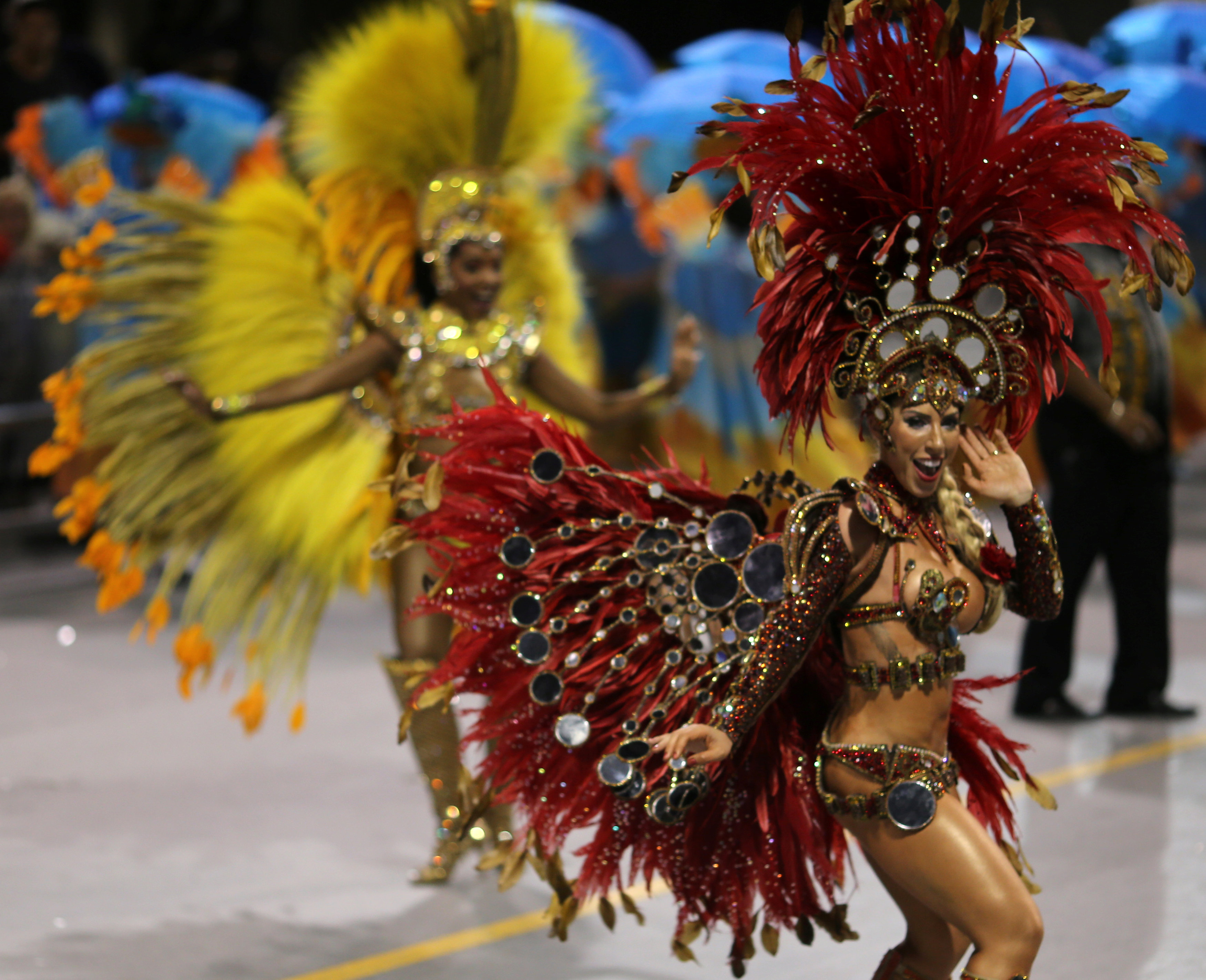 عروض راقصة خلال احتفالات الكرنفال الشعبى فى ساو باولو البرازيلية