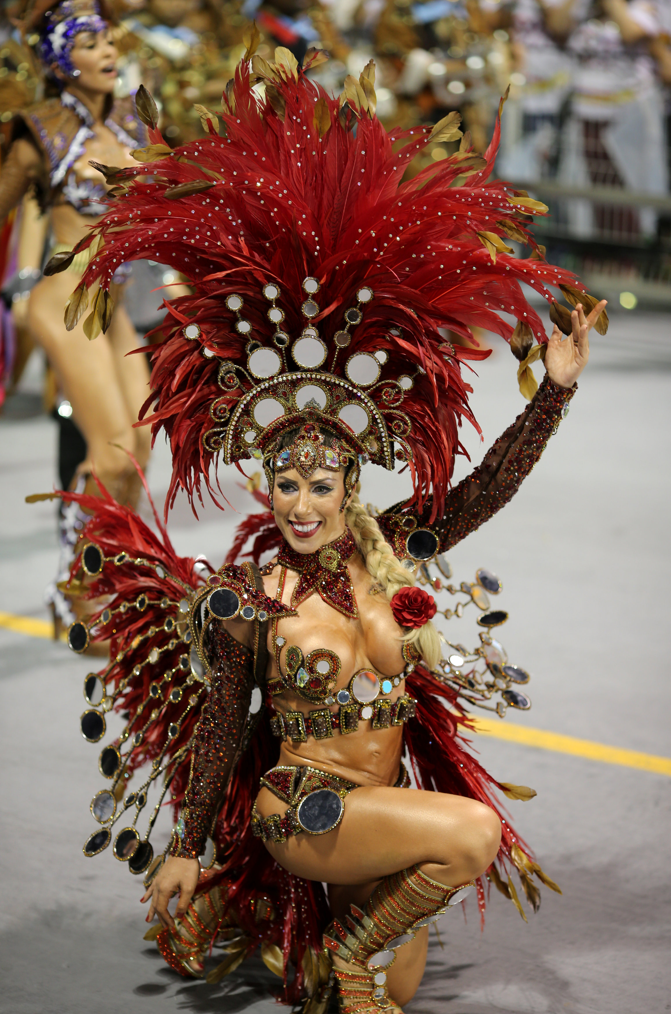 راقصة تؤدى عروض فنية خلال احتفالات الكرنفال الشعبى فى ساو باولو البرازيلية