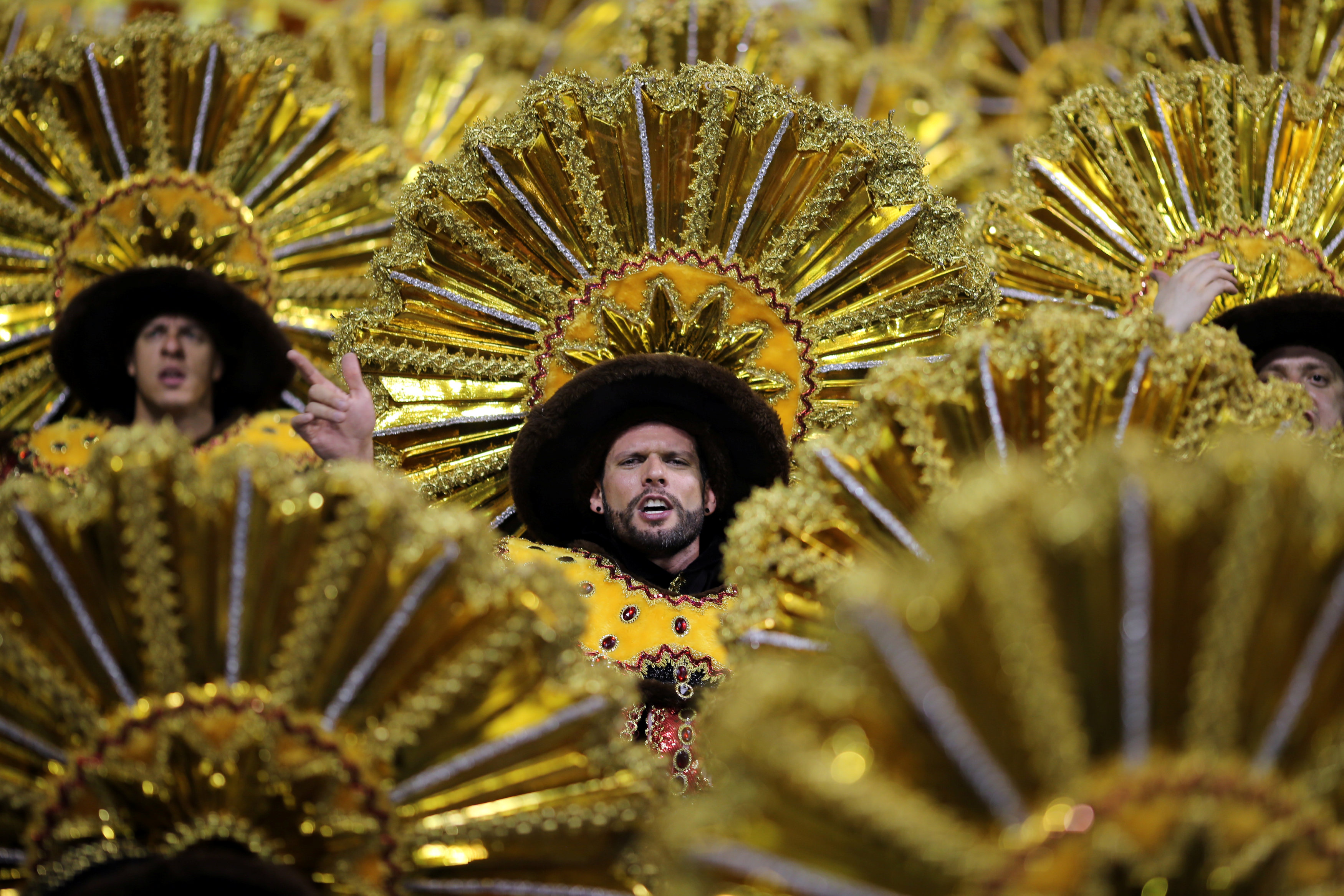 رجال يتزينون فى عروض الكرنفال الشعبى بالبرازيل