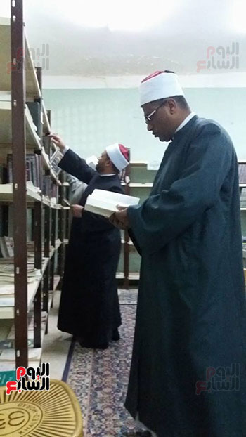 جانب من مكتبة المسجد