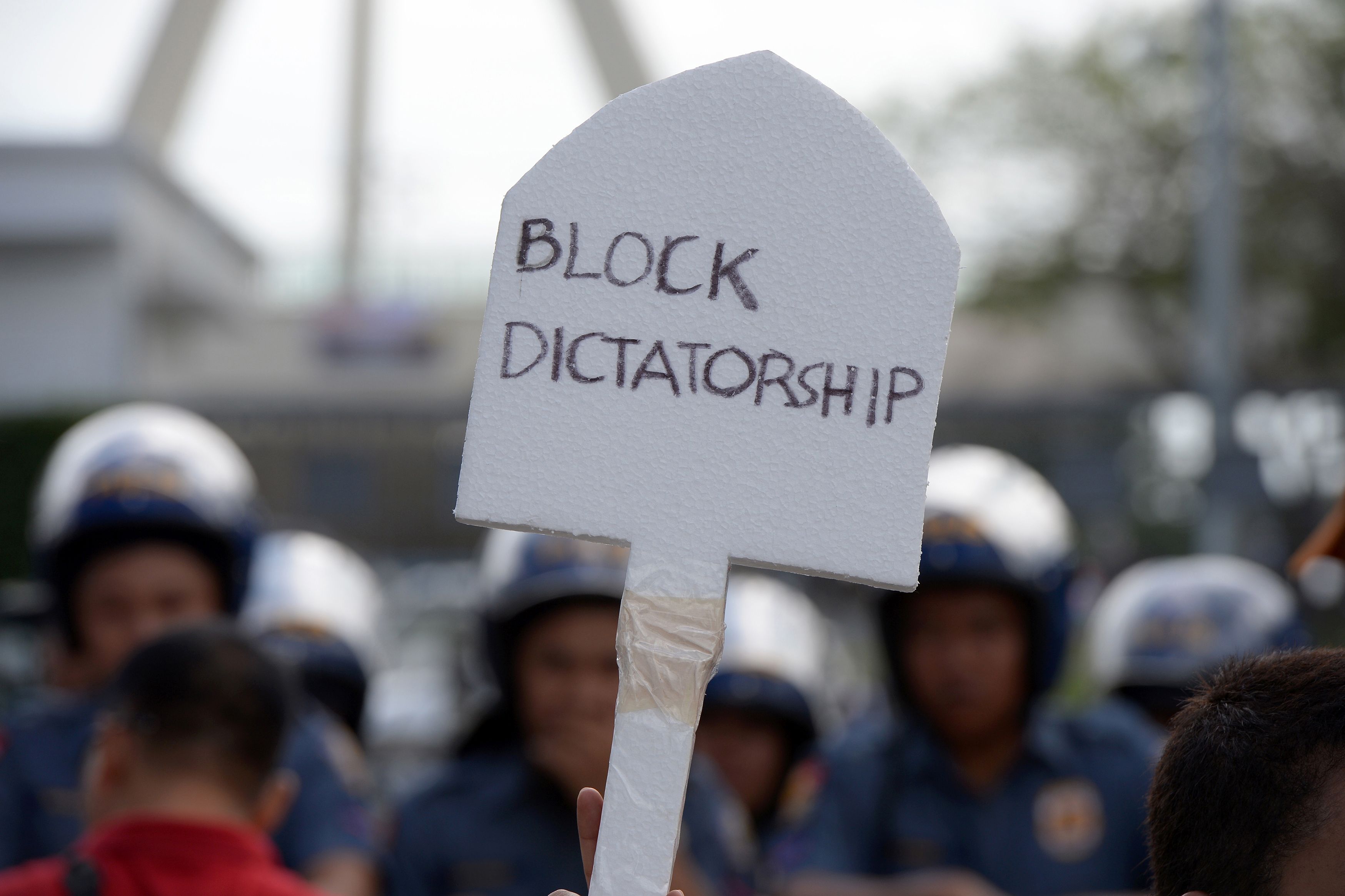 مظاهرات ضد الديكتاتورية فى الفلبين تزامنًا مع الذكرى 31 للثورة السلمية