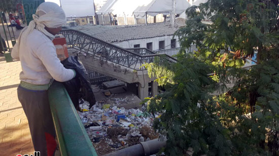 أحد العاملين بالبواخر يلقى القمامة والمخلفات فى معر النيل