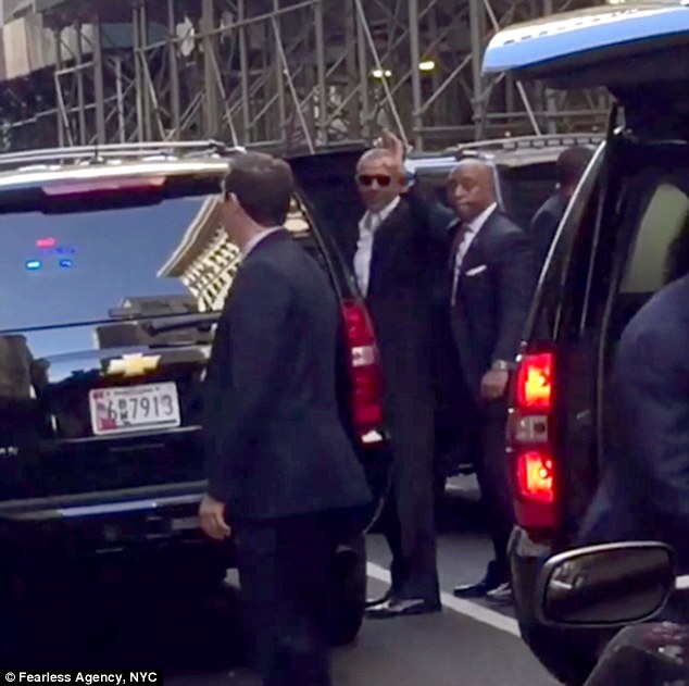 أوباما يلوح للمواطنين قبل دخول سيارته