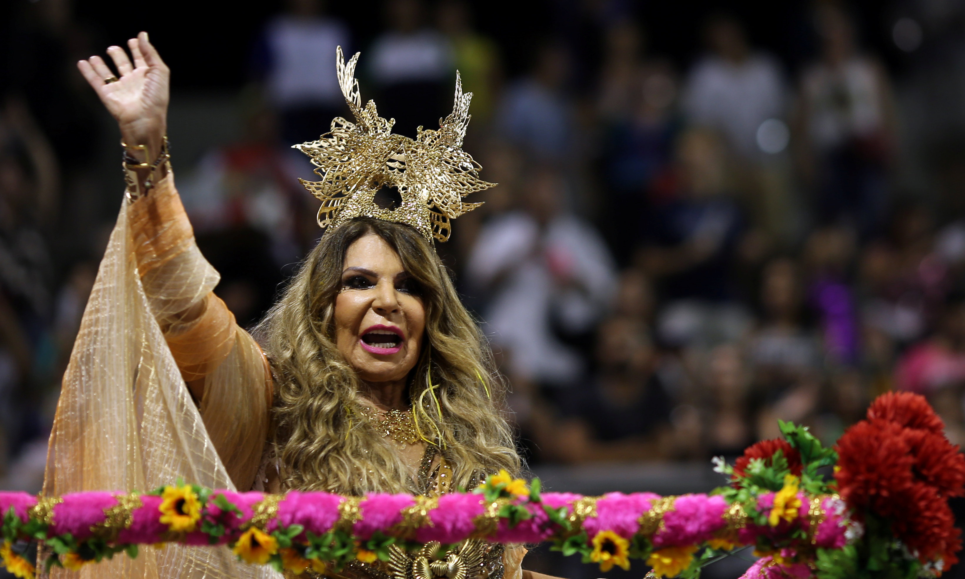 ممثلة برازيلية تحيى المشاركين فى الاحتفال بالكرنفال الشعبى