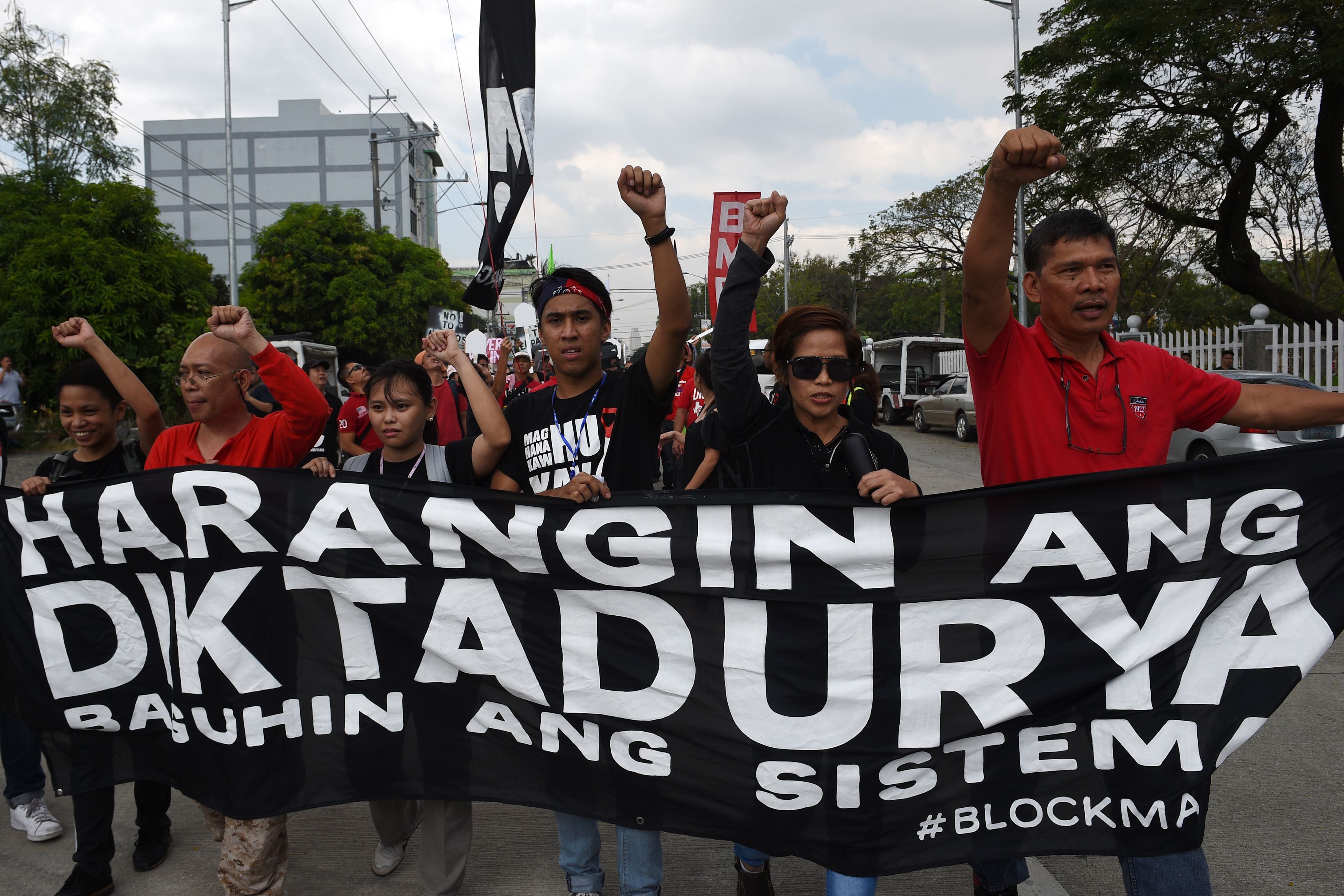 مظاهرة فى الفلبين ضد الرئيس الأسبق فرديناندو ماركوس خلال ذكرى الثورة