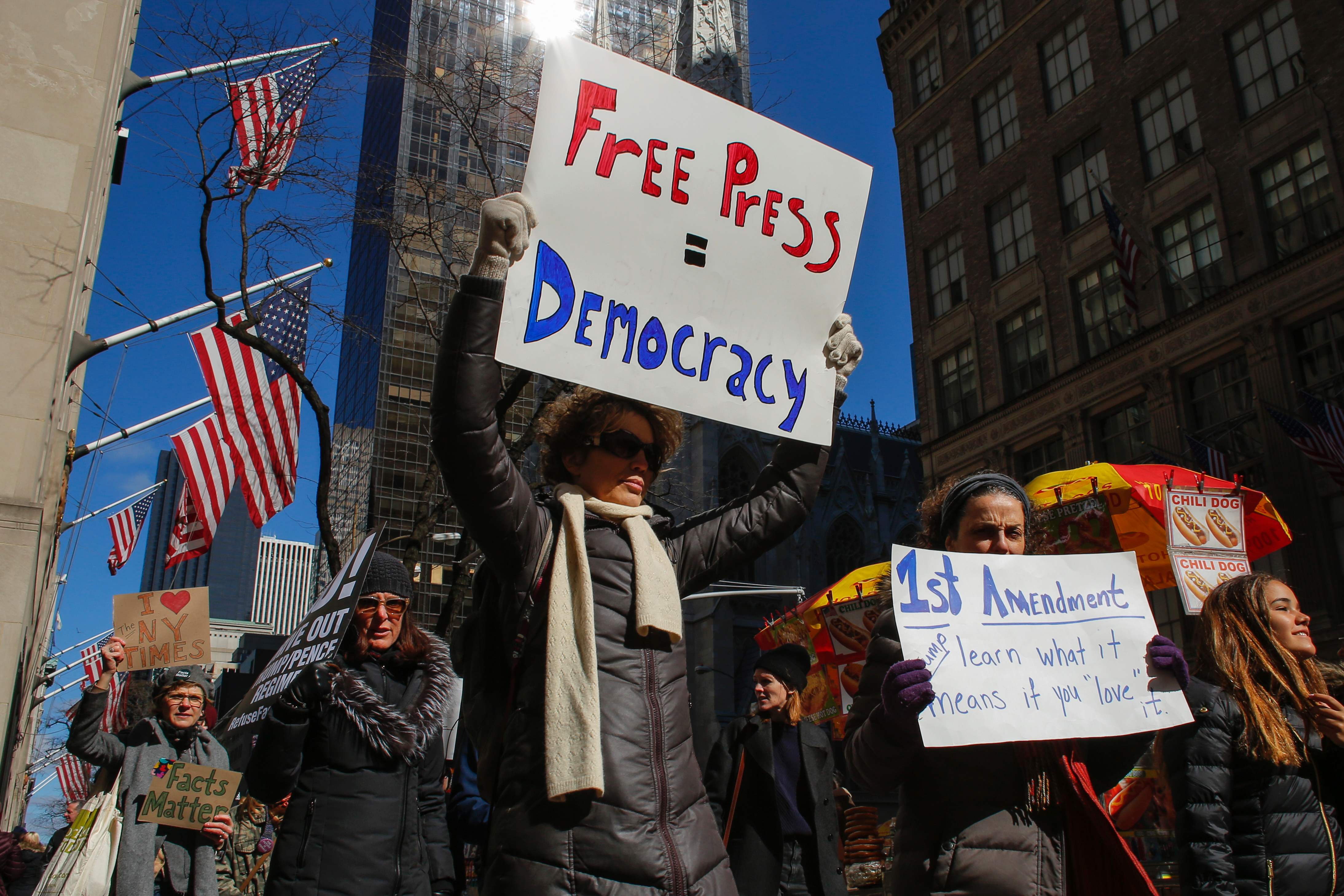 متظاهرة أمريكية ترفع لافتة مكتوب عليها صحافة حرة تساوى الديمقراطية