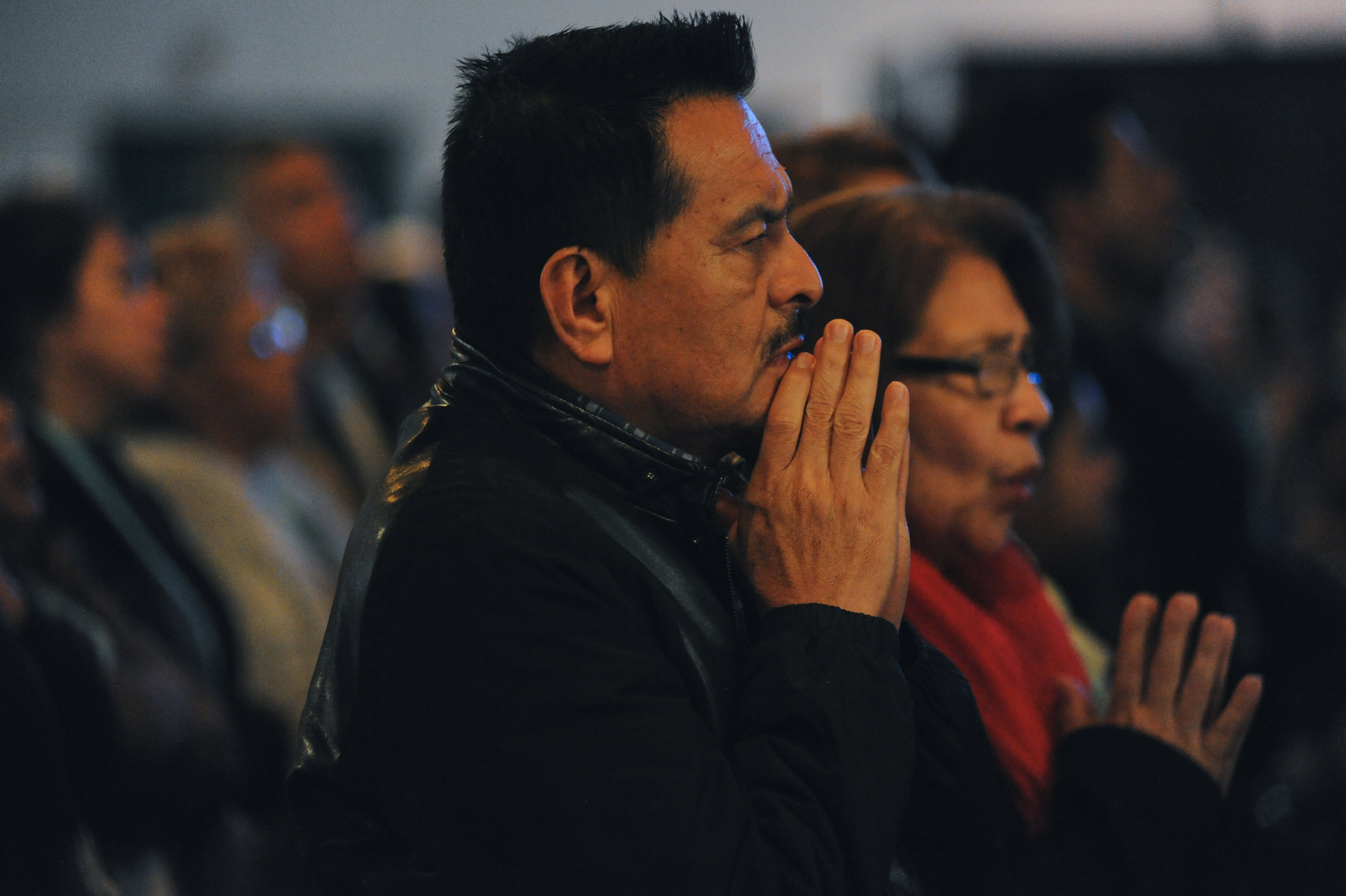 الصلاة خلال قداس باللغة الاسبانية يركز على المهاجرين