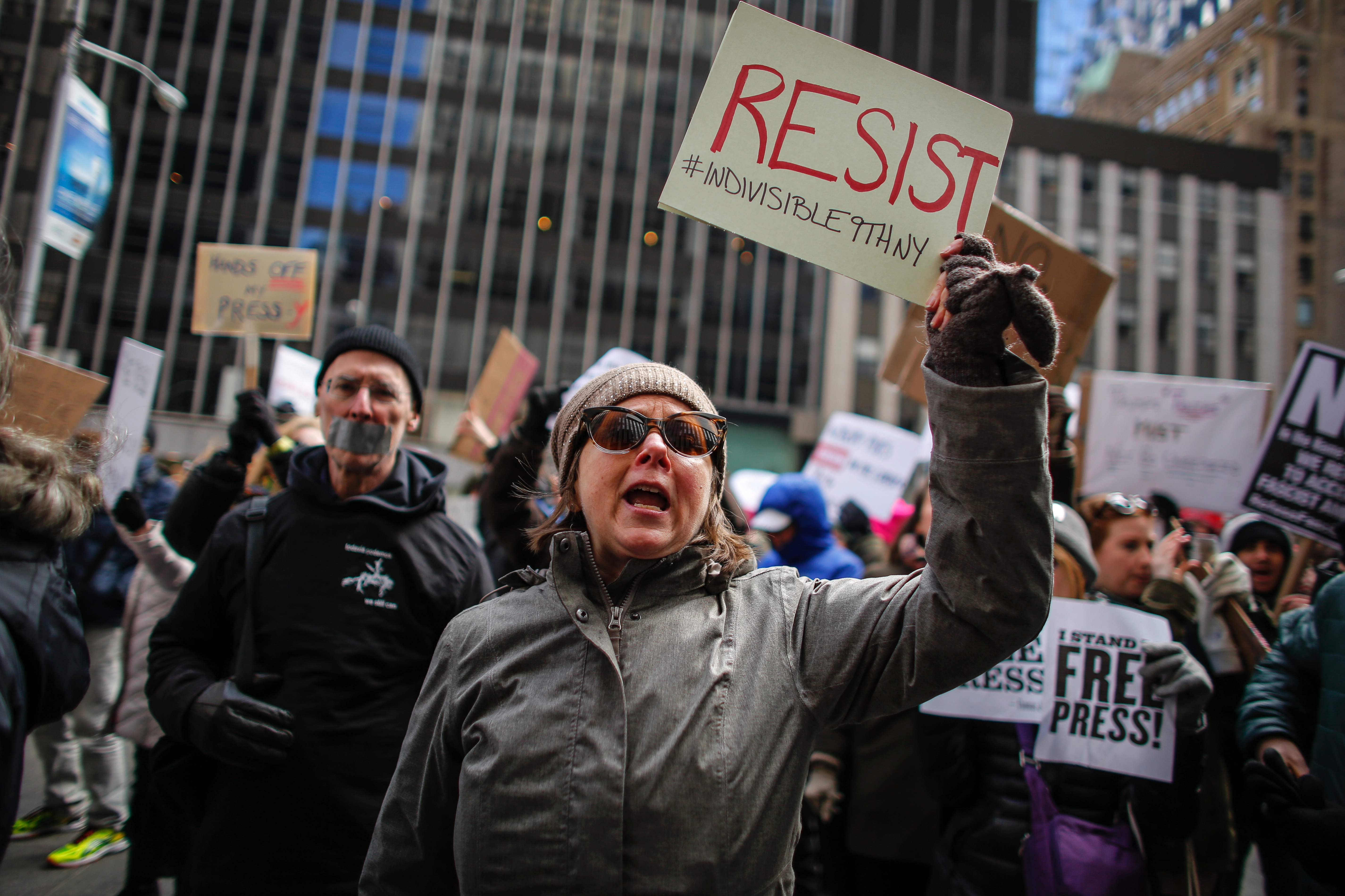 متظاهرون ينظمون مسيرة فى نيويورك لدعم الصحافة فى مواجهة ترامب