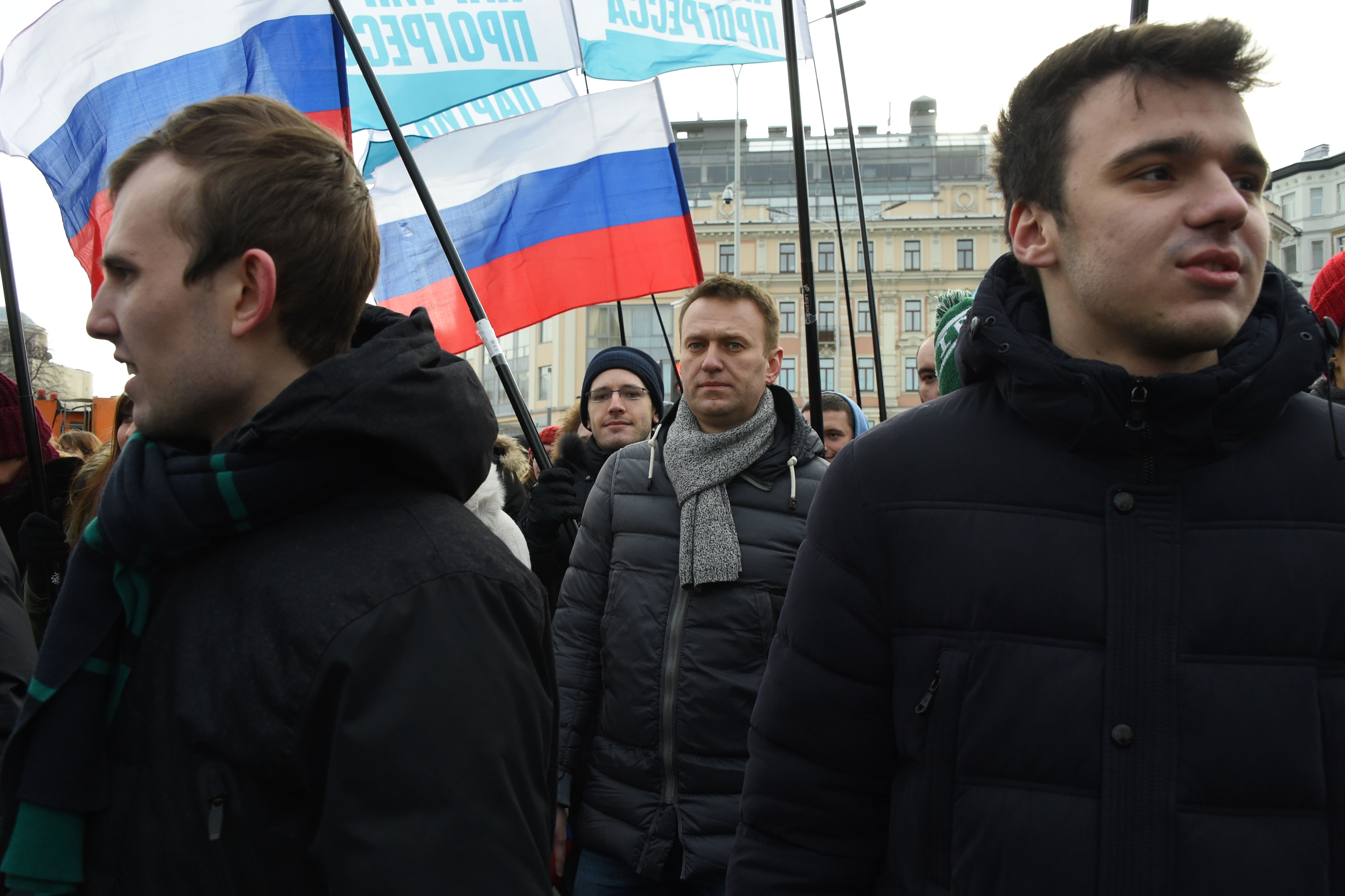 متظاهرون بالقرب من الكرملين لاحياء الذكرى الثانية لاغتيال المعارض بوريس نيمتسوف