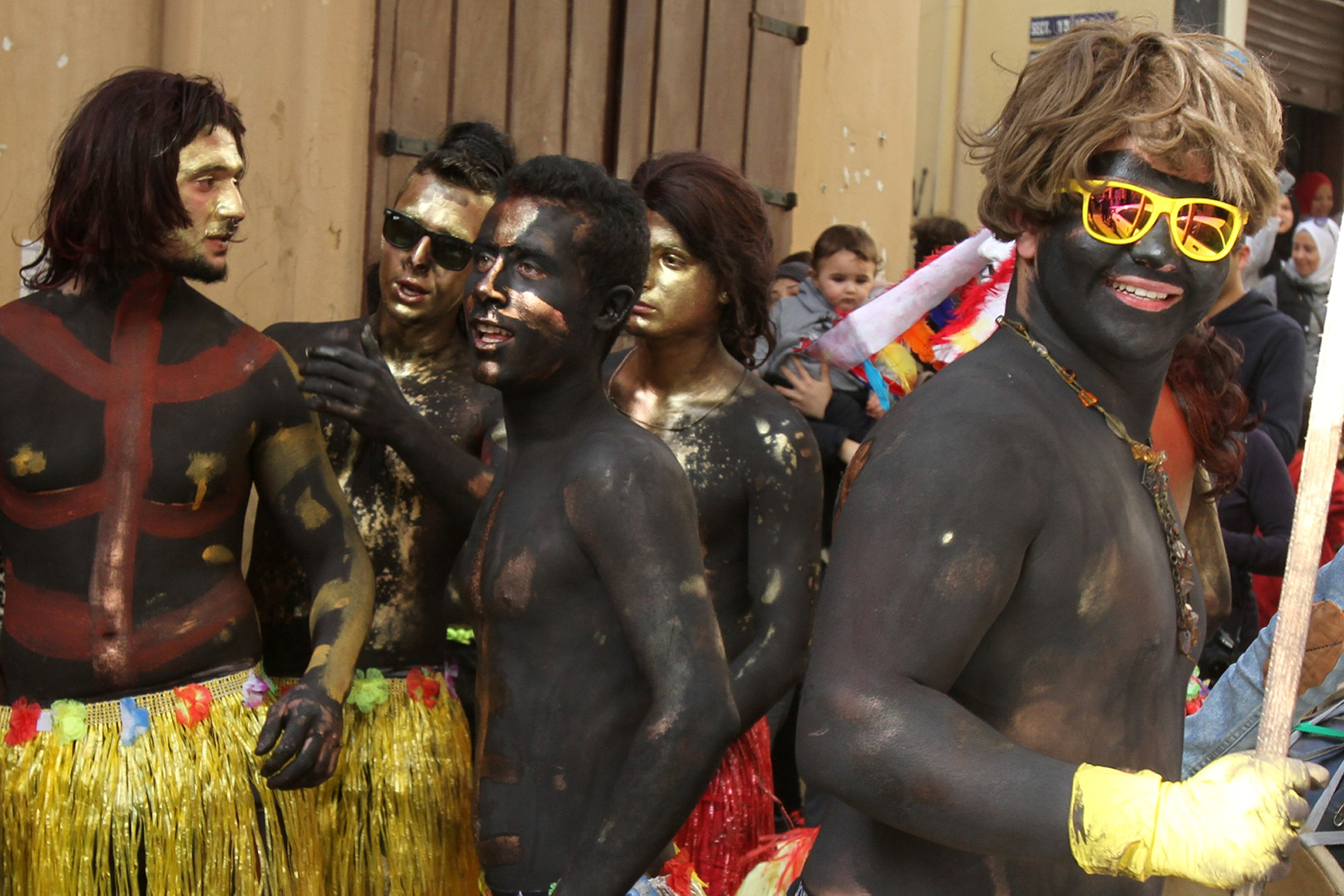 شباب يلونون أجسادهم باللون الأسود خلال احتفالهم بكرنفال زامبو السنوى فى لبنان