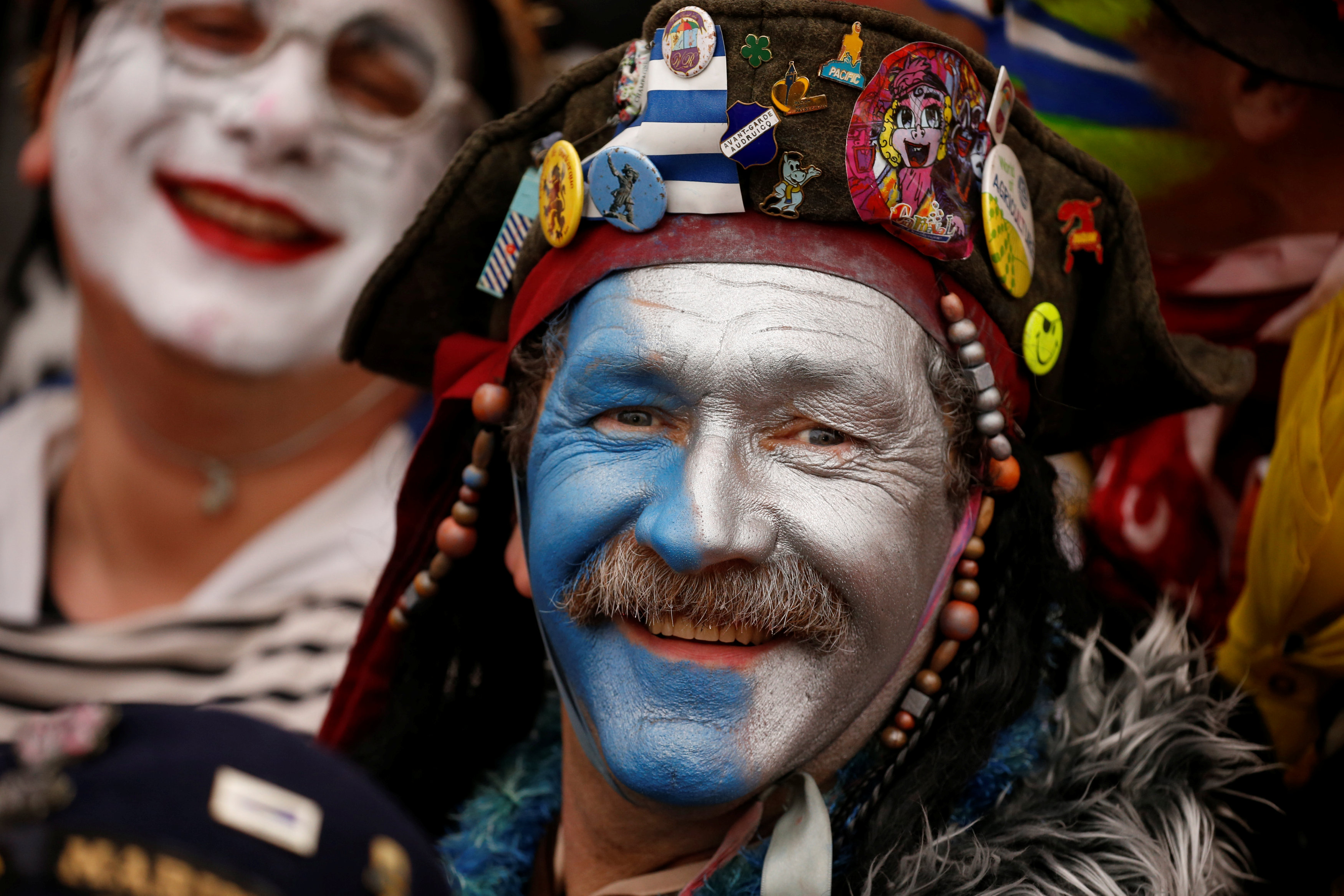 رجل يلون وجهه بالأبيض والأزرق خلال احتفالات كرنفال دى دنكرك