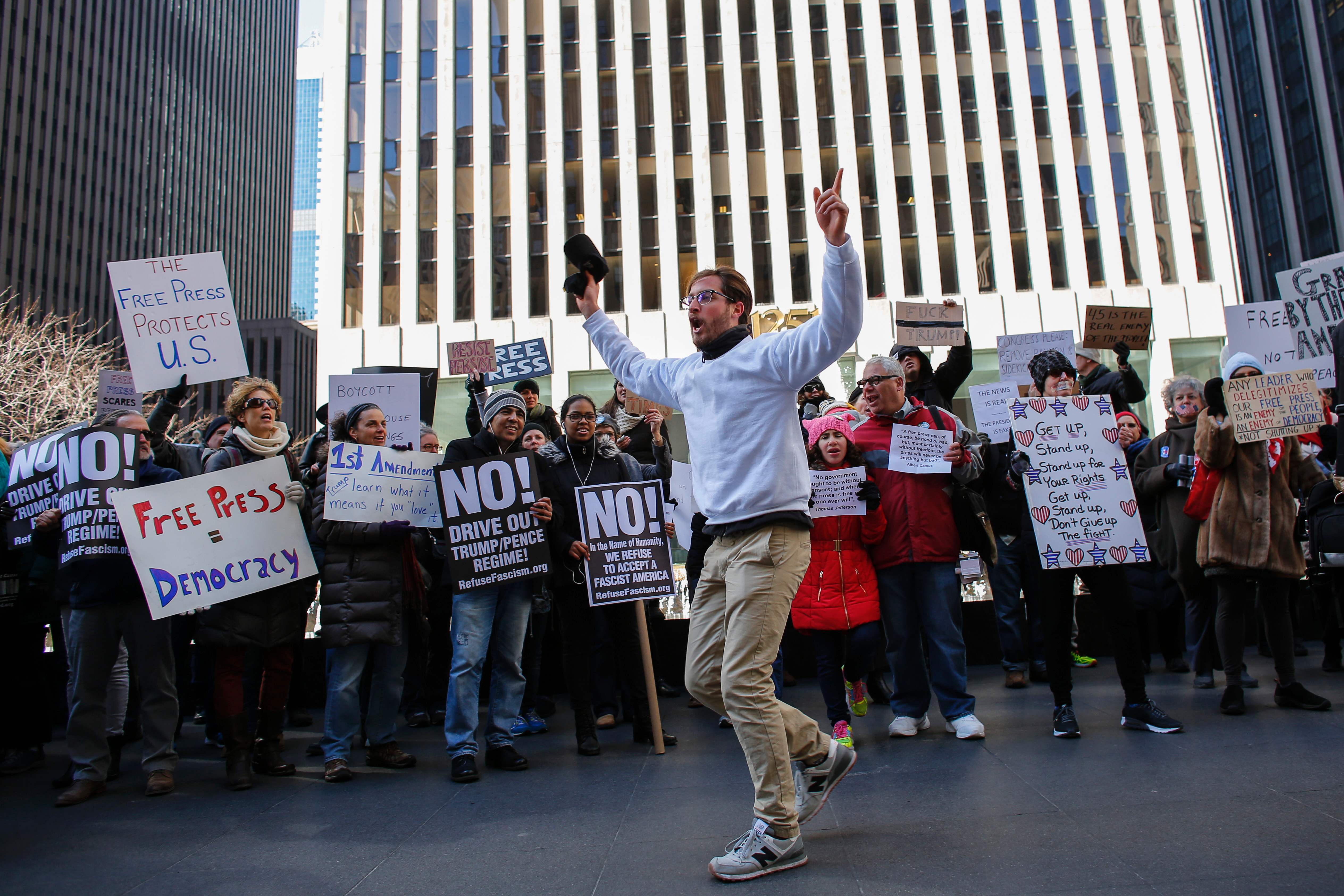 متظاهرون فى نيويورك لدعم الصحافة الأمريكية فى مواجهة دونالد ترامب
