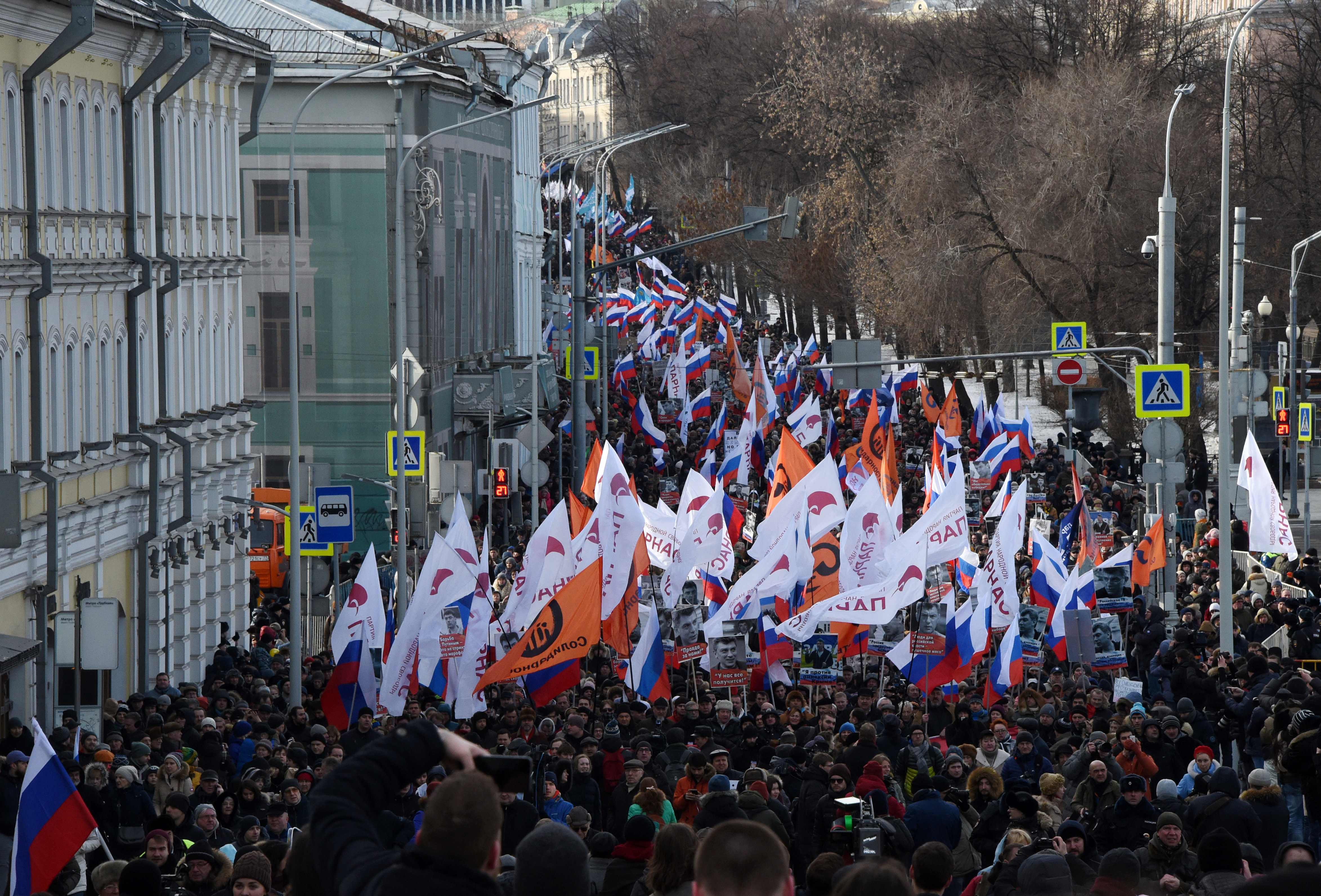 الاف الروس يتظاهرون لاحياء الذكرى الثانية لاغتيال المعارض الروسى المعارض بوريس نيمتسوف