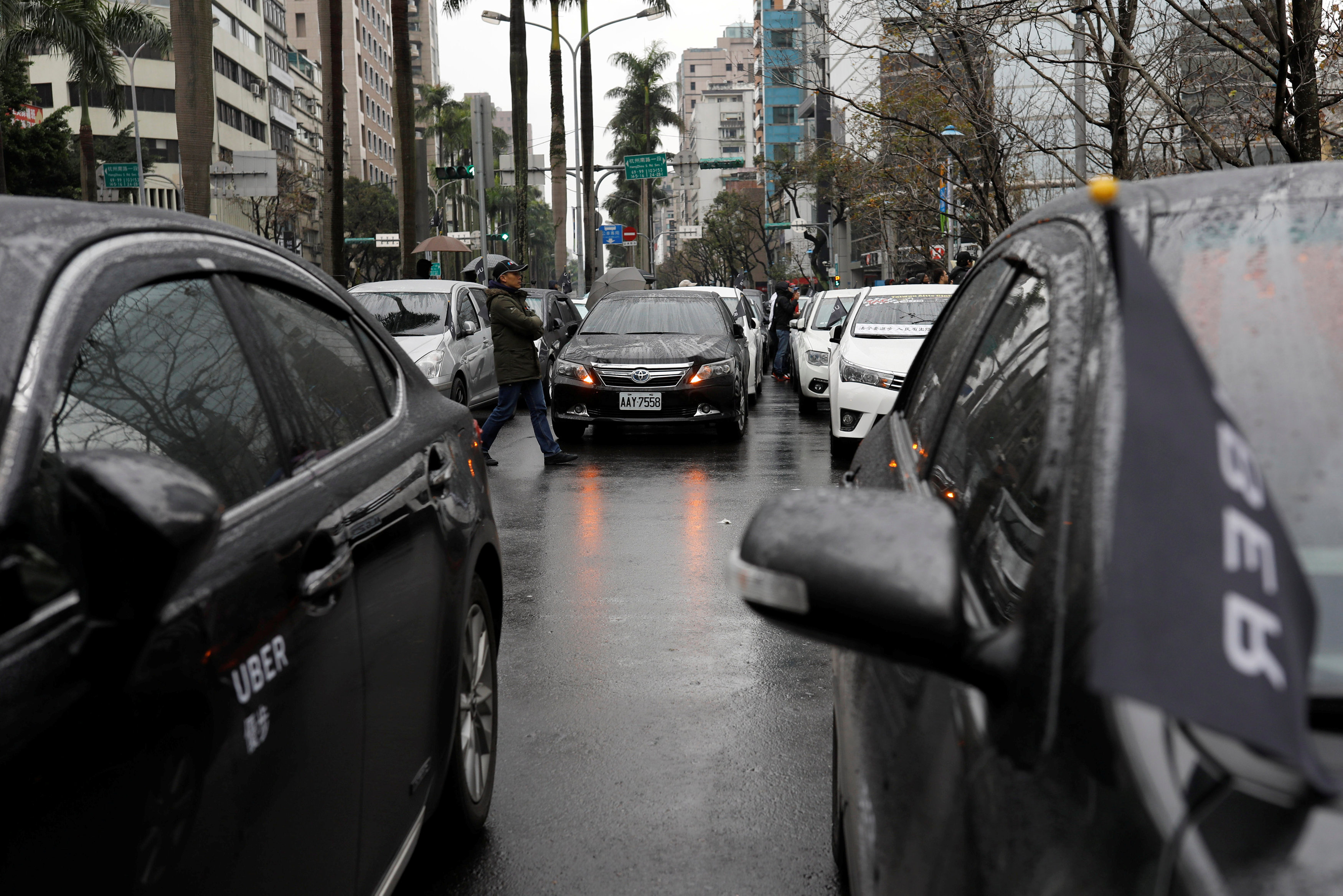 سيارات أوبر تصطف أمام وزارة النقل فى تايوان خلال مظاهرة السائقين
