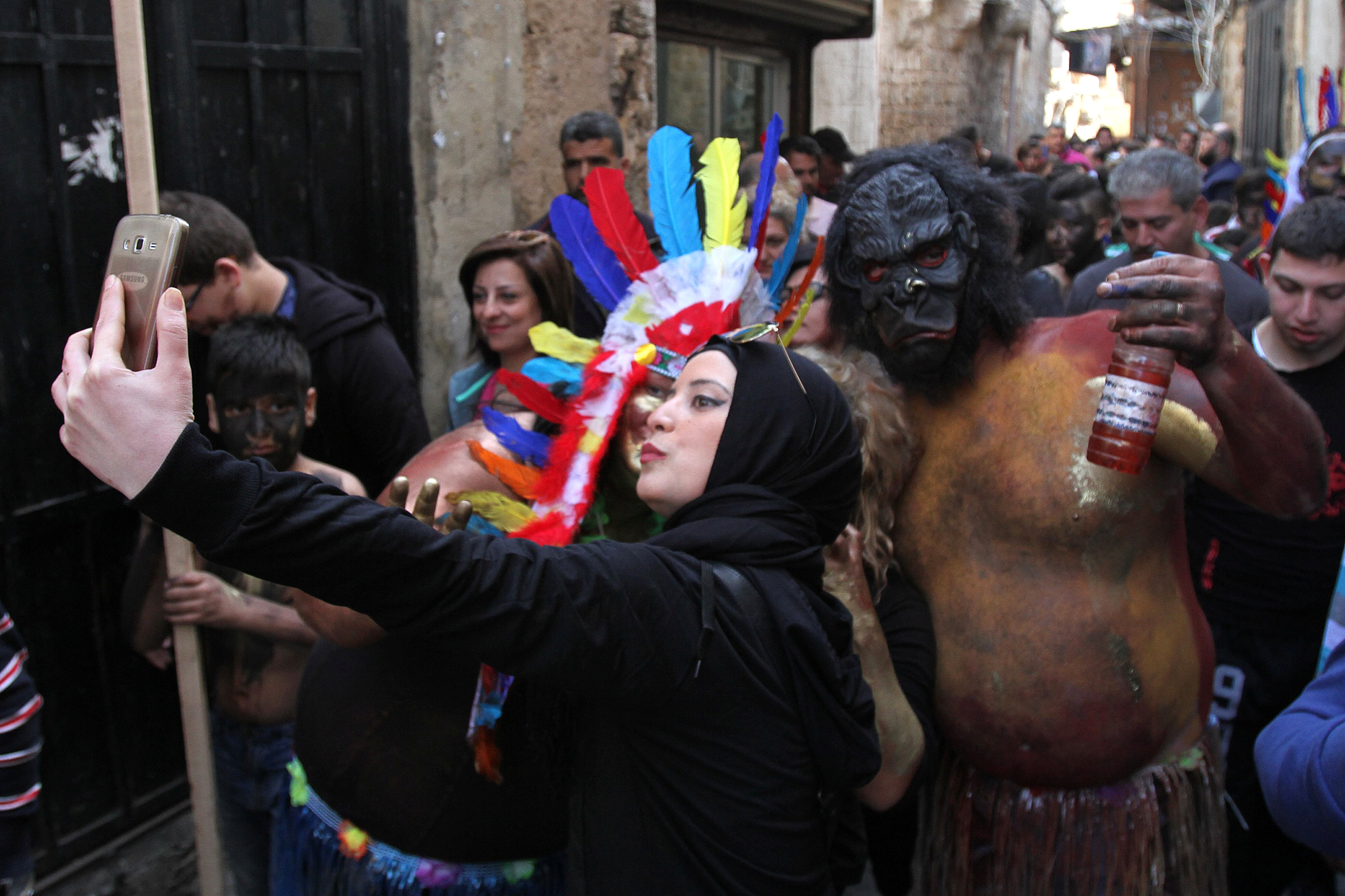 فتاة تلتقط صورة سيلفى مع المحتفلين بكرنفال زامبو السنوى فى لبنان