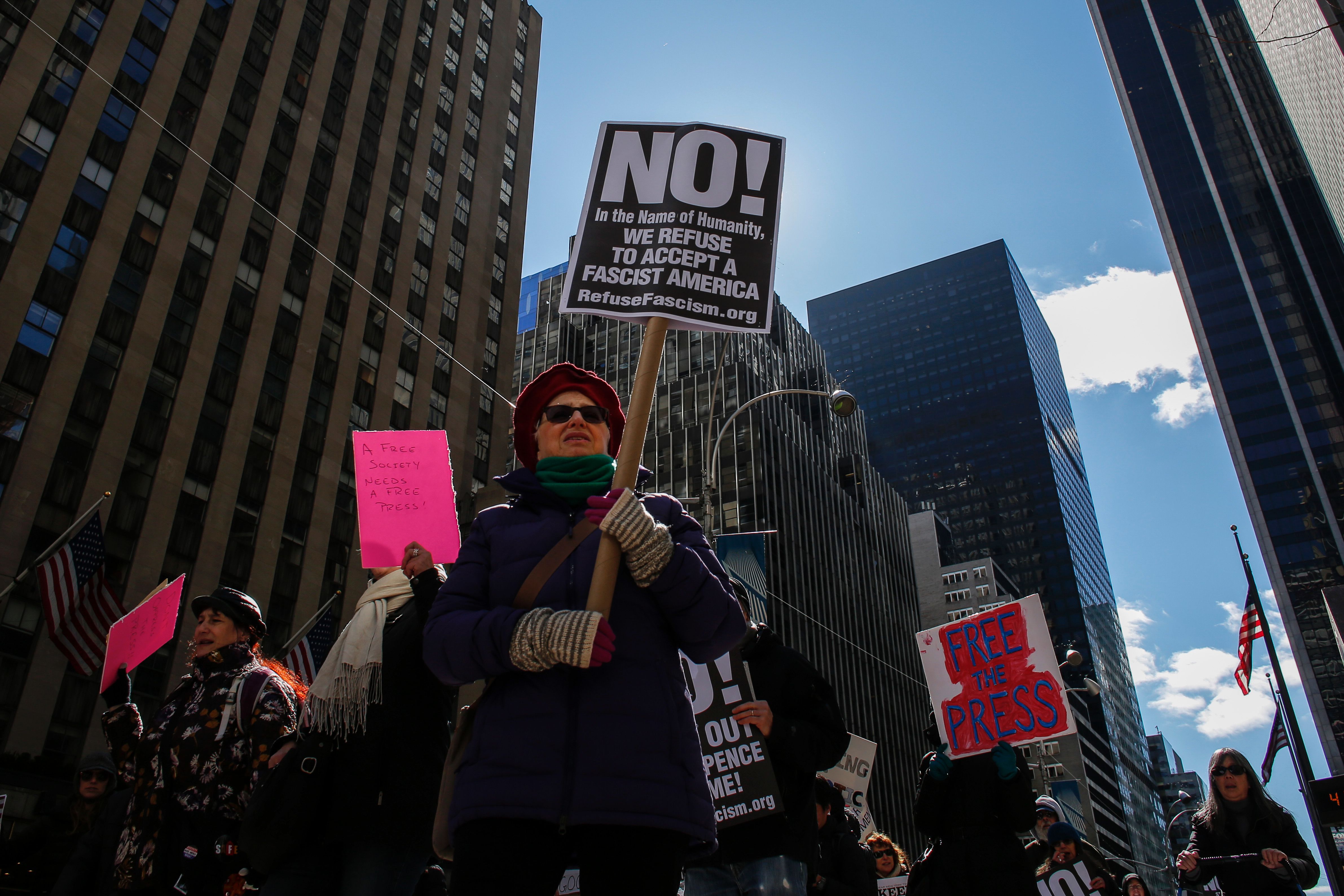 متظاهرون يرفعون لافتات مناهضة لتقييد الصحافة فى نيويورك