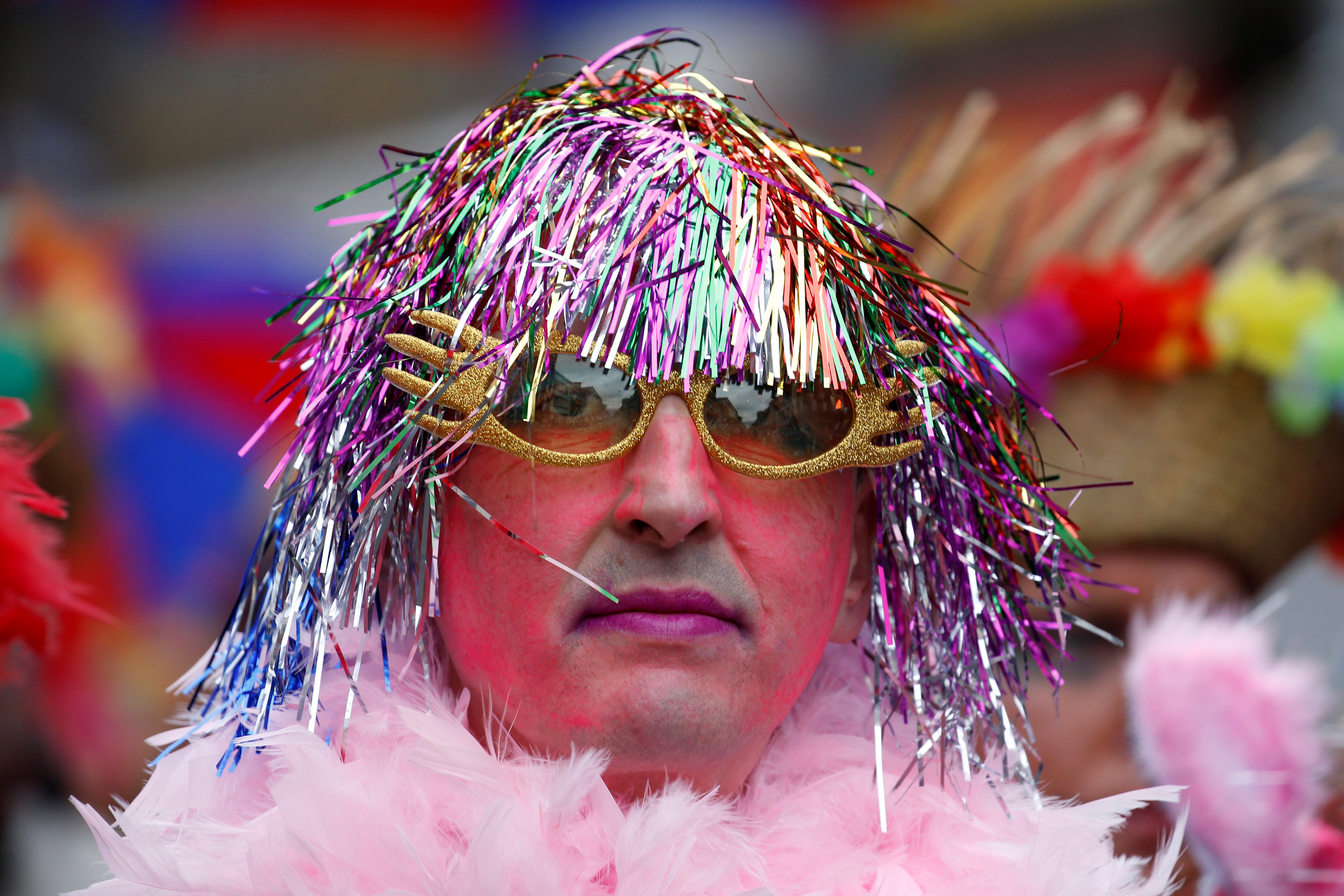 رجل يلون وجهه بالأحمر ويرتدى شعر مستعار خلال احتفالات الكرنفال فى فرنسا