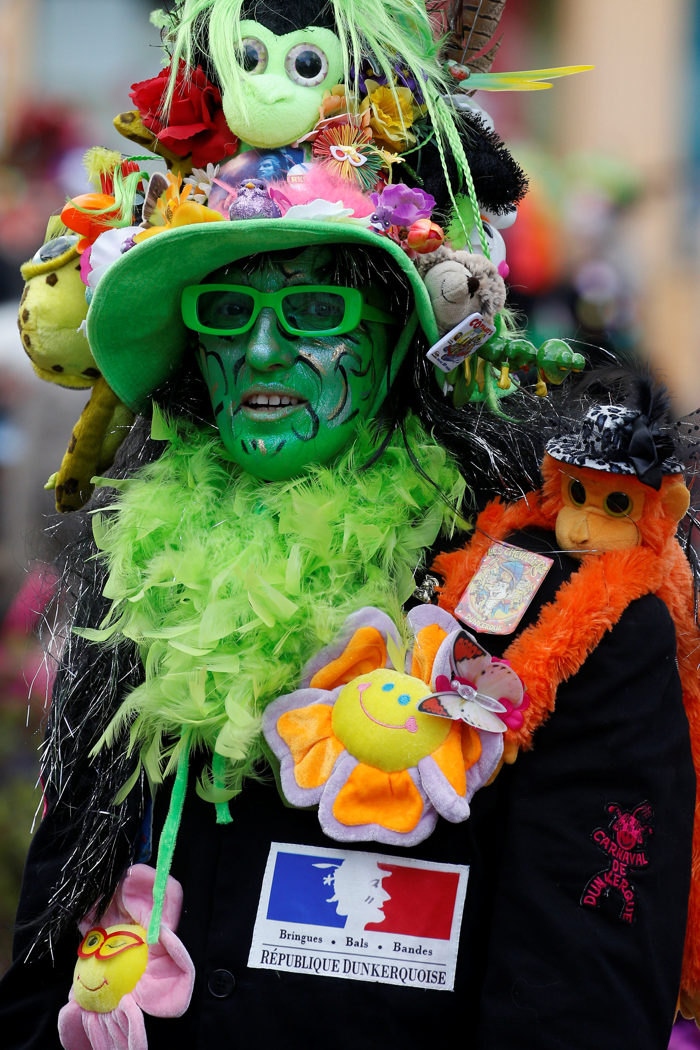 رجل يلون وجهه بالأخضر ويرتدى زى احتفالى خلال كرنفال دى دنكرك فى فرنسا