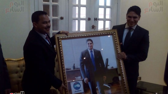 رئيس الحزب أشرف رشاد يقدم هدية تذكارية لرجل الأعمال أحمد أبو هشيمة