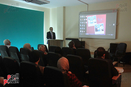 الدكتور أحمد حسن رئيس قسم أمراض الأورام يقدم عرض لأحدث التطورات فى مستشفى بهية