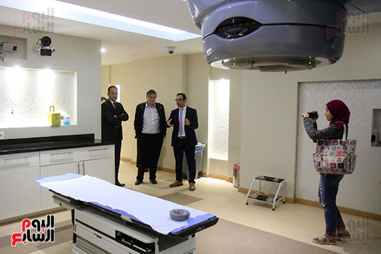 البروفسير السويسرى آبرو مع الدكتور أحمد حسن داخل غرفة العلاج