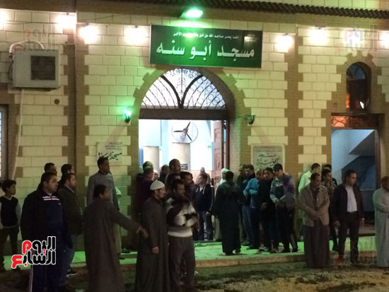 جانب من توجه جثمان والد أبو تريكة للمسجد جانب من توجه جثمان والد أبو تريكة للمسجد