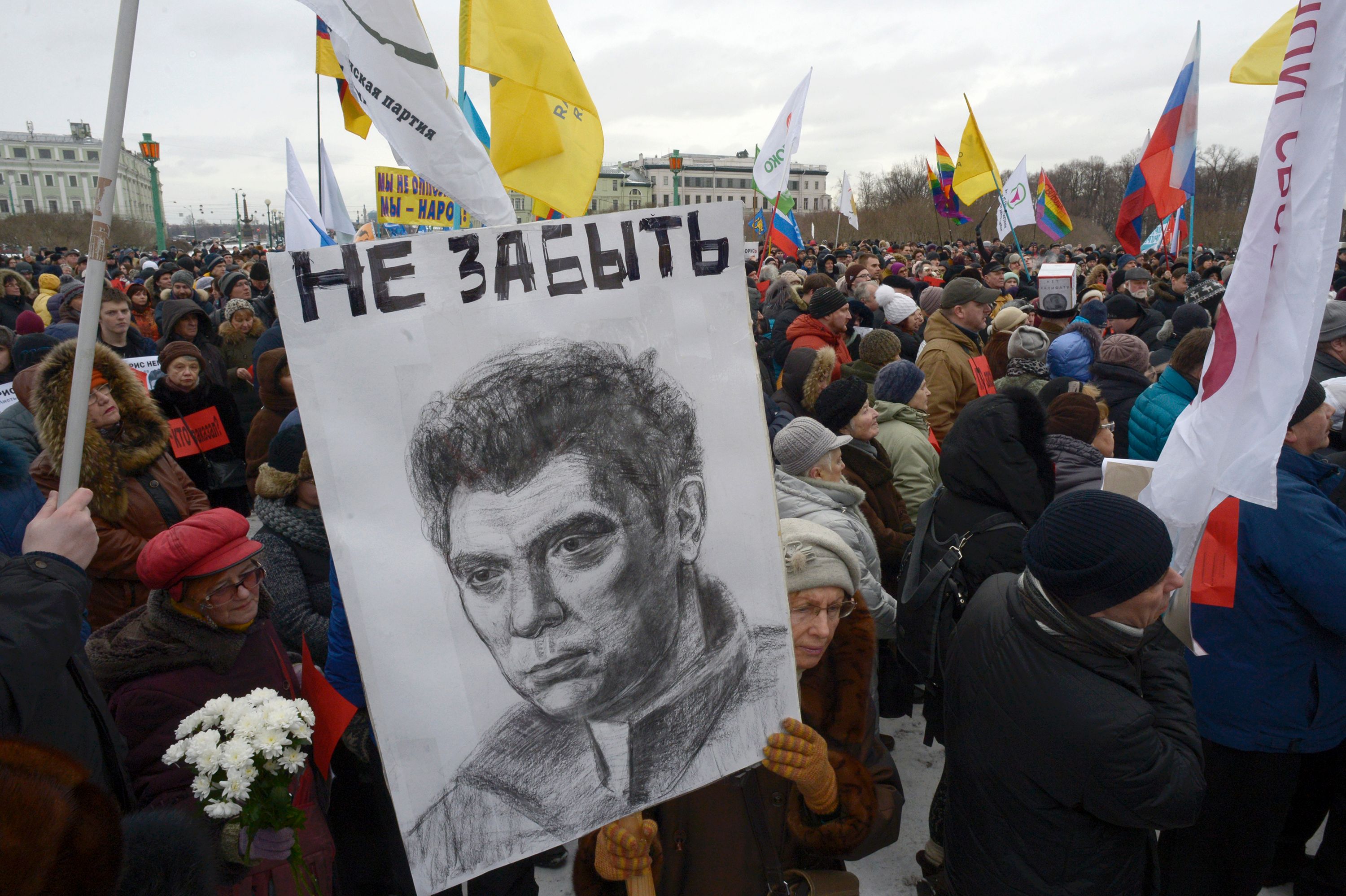 متظاهرون روس يحملون أعلام روسيا وصور المعارض المعارض بوريس نيمتسوف فى ذكرى اغتياله الثانية