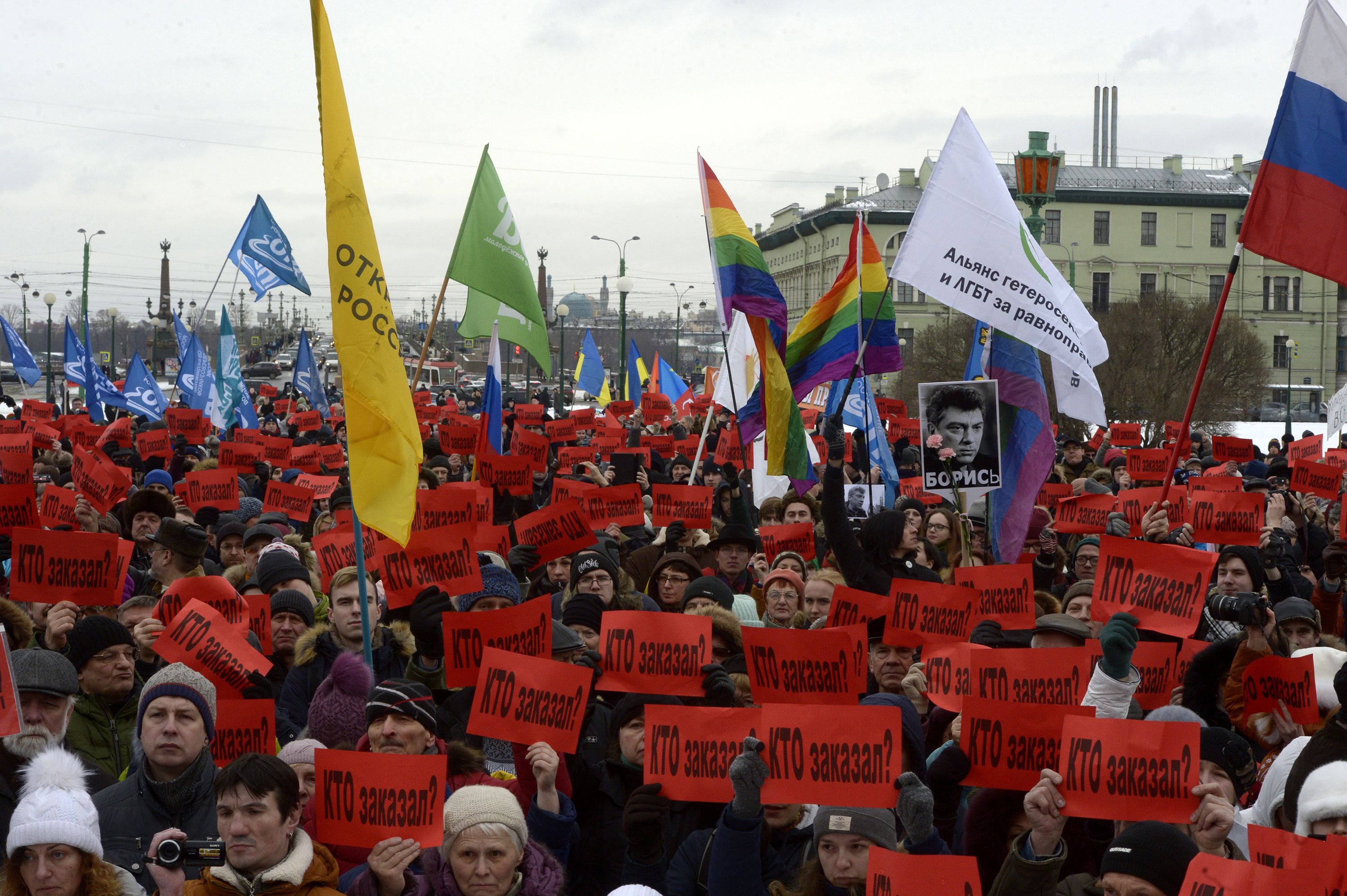 الاف يتظاهرون بالقرب من الكرملين لاحياء الذكرى الثانية لاغتيال المعارض بوريس نيمتسوف